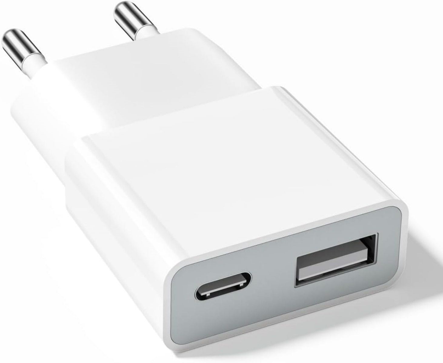 Ein weißes Telefonladegerät mit zwei Stiften, einem USB-Anschluss und einem USB-C-Anschluss. Es ist auf weißem Hintergrund.