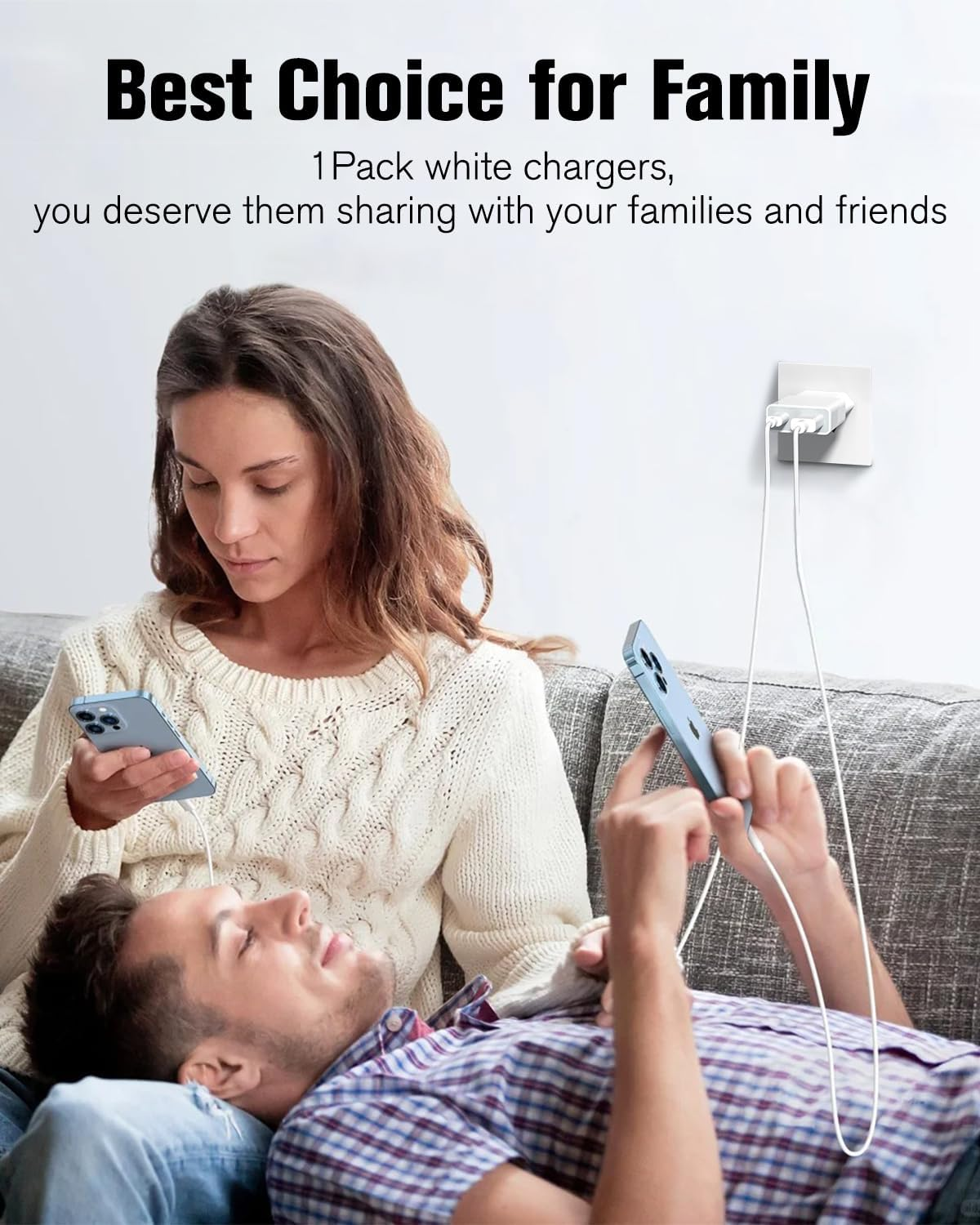 Ein Paar auf einem Sofa benutzt Telefone, die an Ladegeräte angeschlossen sind. Text: Beste Wahl für die Familie.