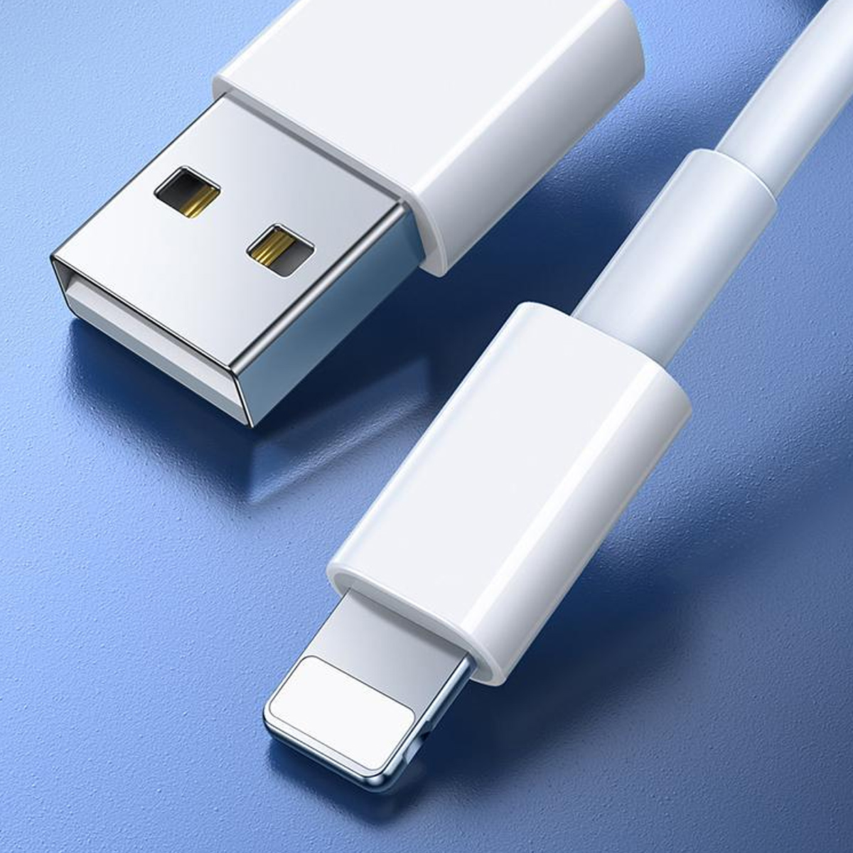 Ein weißes USB-Ladekabel mit USB-A-Anschluss und Lightning-Anschluss auf blauem Untergrund.
