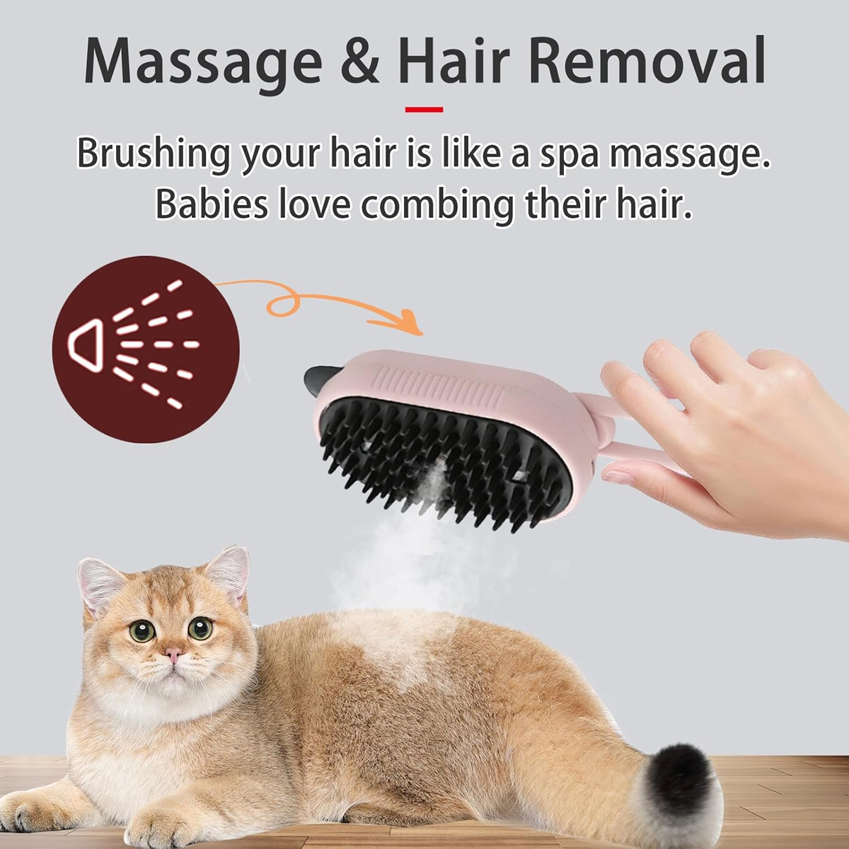 Eine Katze wird mit einer rosa Bürste gebürstet. Der Hintergrund enthält Text über Massage und Haarentfernung. Eine Hand hält die Bürste.