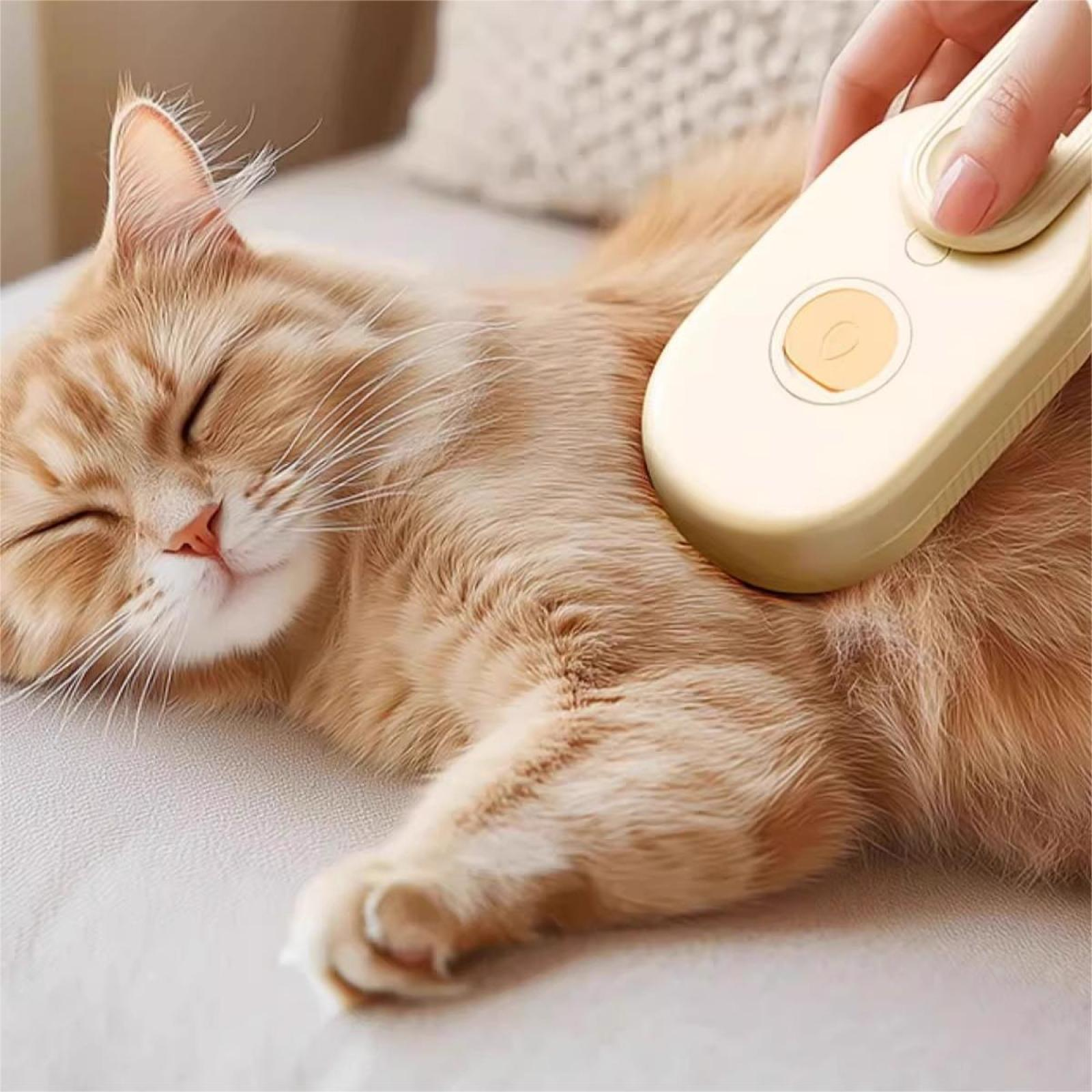 Eine Hand bürstet eine orange Katze mit einer gelben Haustierbürste, während sie sich auf einer weißen Oberfläche entspannt.