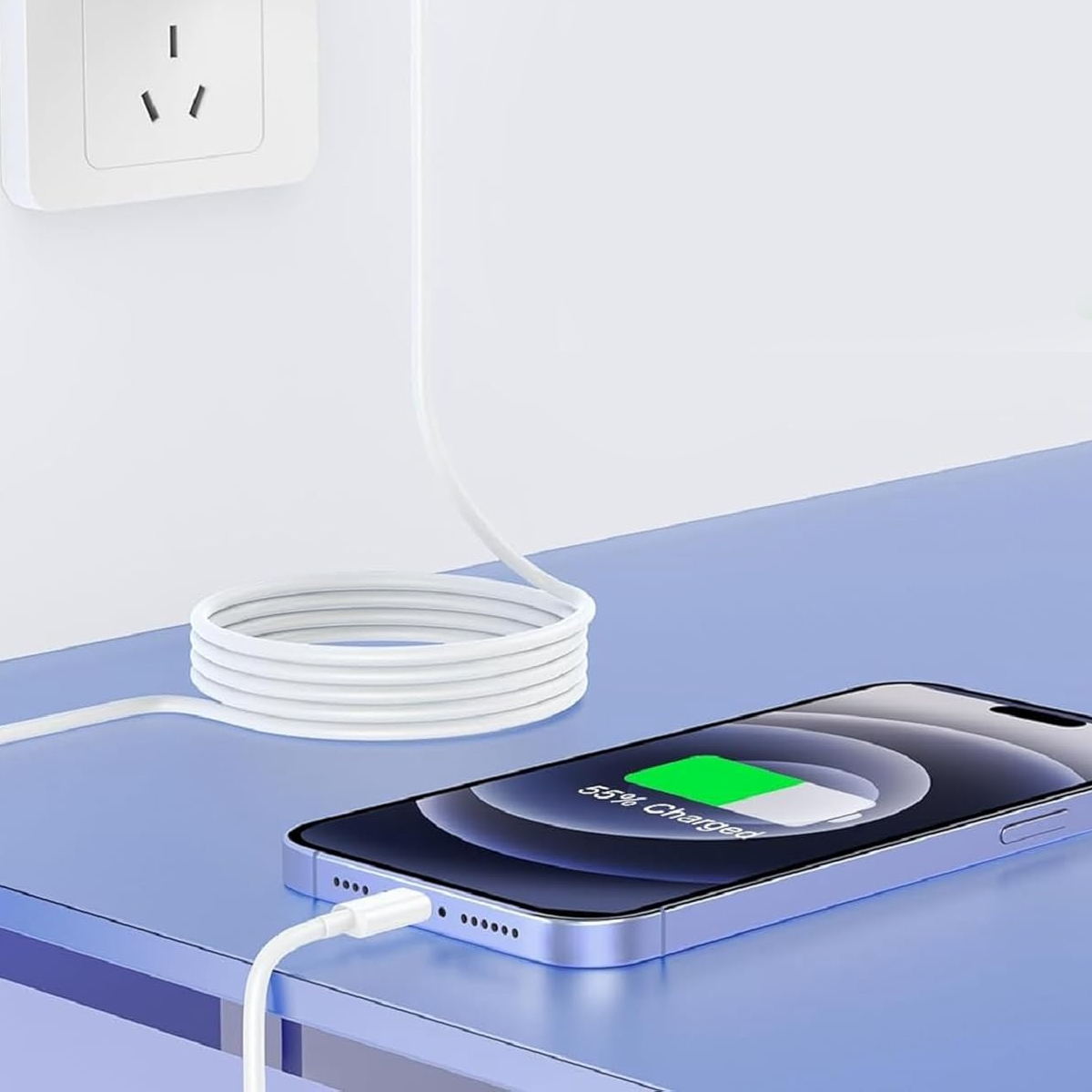 Ein Telefon, das auf einer blauen Oberfläche geladen wird. Der Bildschirm zeigt 55 % geladen an. Ein weißes Kabel ist angeschlossen.