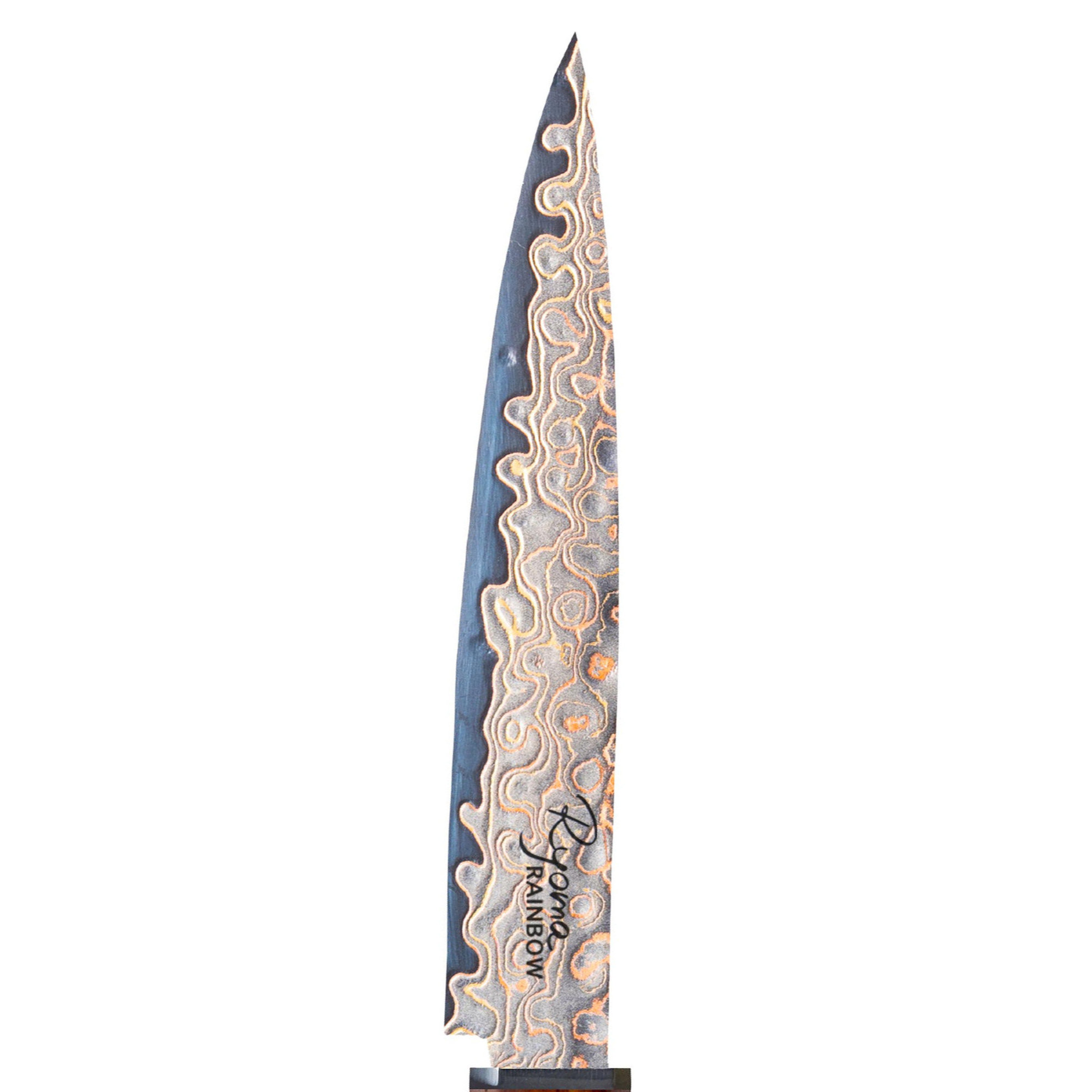 Nahaufnahme einer Messerklinge mit gemustertem Design. Die Klinge ist dunkel mit einem gold-silbernen Wellenmuster.