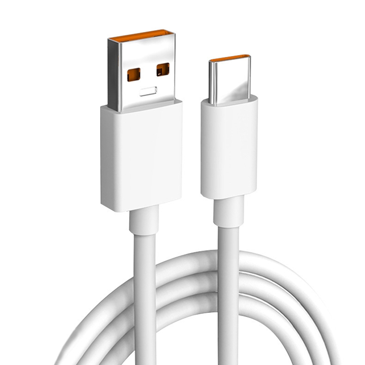 Ein weißes USB-Kabel mit orangefarbener Einlage. Das Kabel hat einen USB-A-Anschluss und einen USB-C-Anschluss. Das Kabel ist aufgerollt.