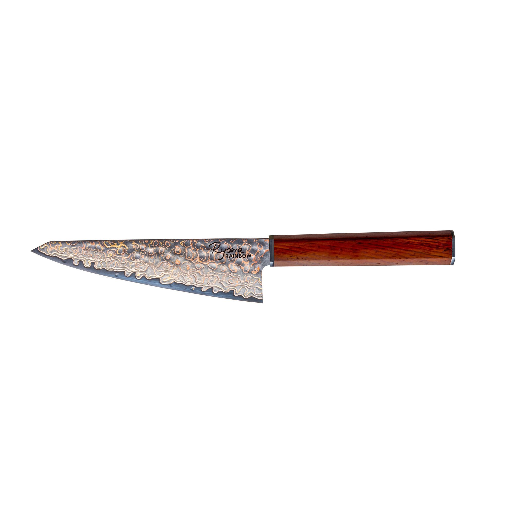 Ein Ryoma Rainbow Küchenmesser mit gemusterter Klinge und Holzgriff wird vor weißem Hintergrund gezeigt.