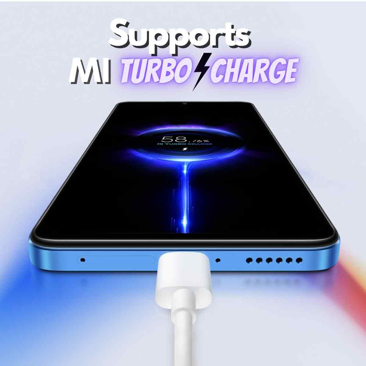 Ein Telefon wird geladen und zeigt 58 % Ladung an. Weißes Kabel eingesteckt. Text lautet 'MI TURBO CHARGE' und 'Supports'.