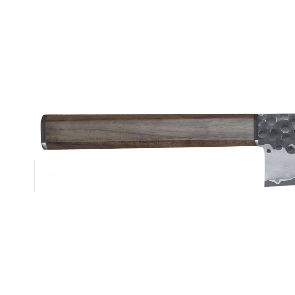 Nahaufnahme eines Messergriffs. Brauner Holzgriff mit dunkler Endkappe. Die Klinge ist aus Metall mit strukturierter Oberfläche.