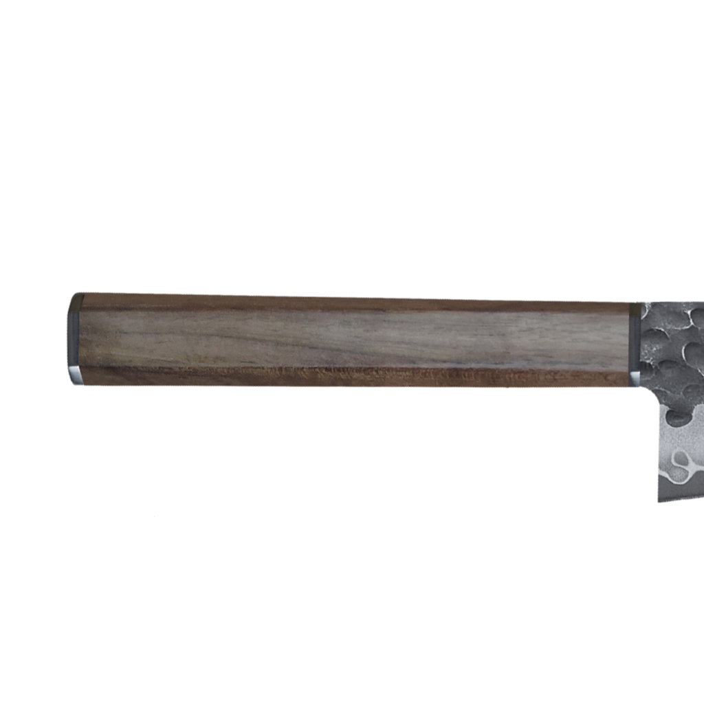 Nahaufnahme eines Messergriffs und eines Teils der Klinge. Der Griff ist aus Holz, die Klinge aus Metall mit strukturierter Oberfläche.