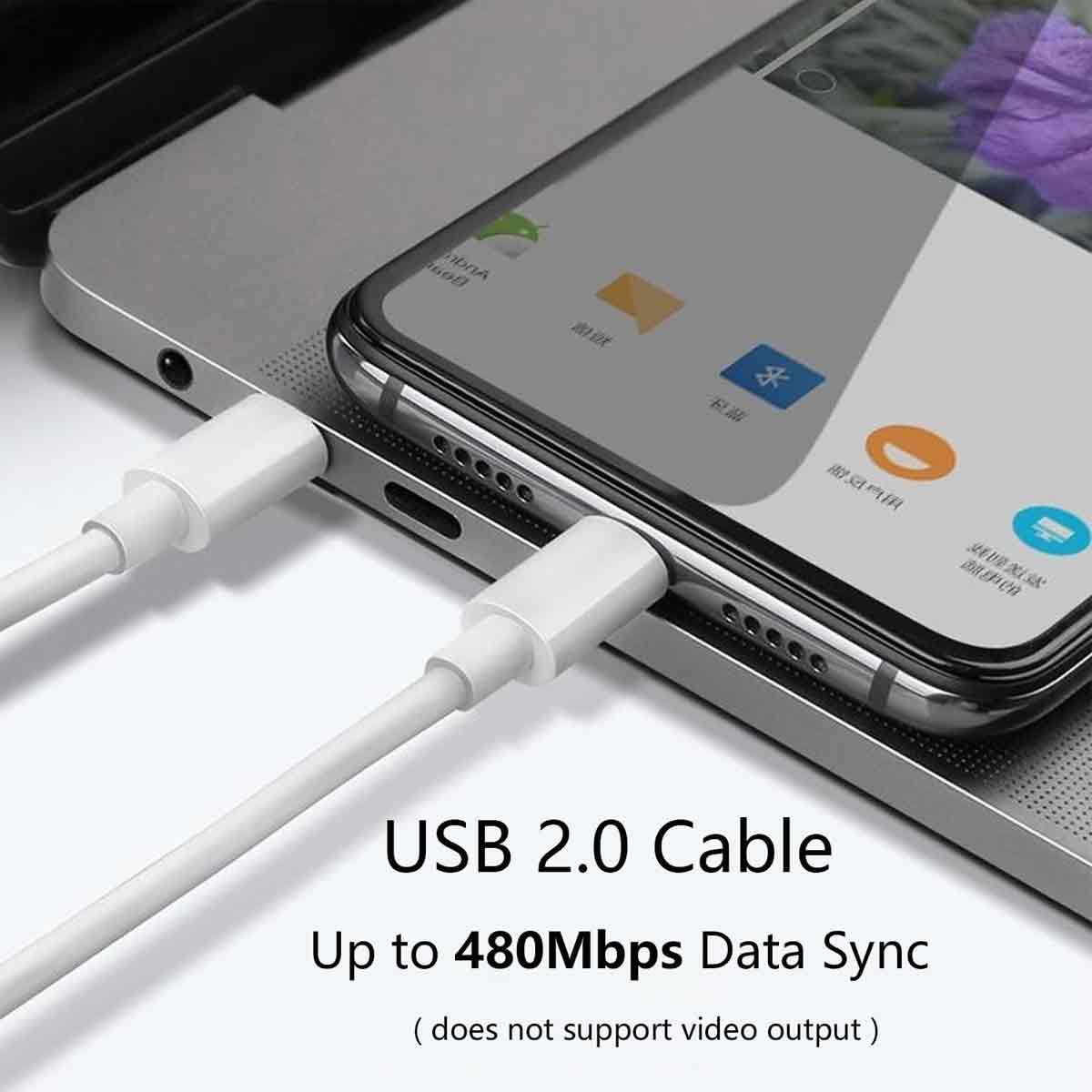 Ein weißes USB 2.0-Kabel, das mit einem Smartphone und einem Laptop verbunden ist. Das Telefon zeigt Symbole an.
