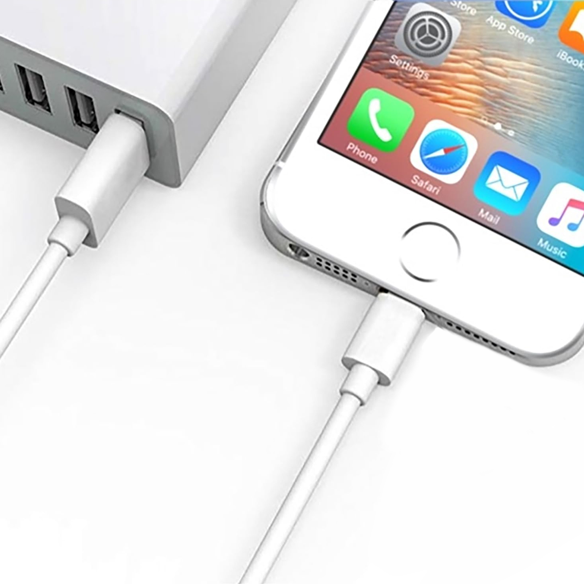 Ein weißes iPhone ist mit einer weißen Powerbank mit einem weißen Kabel verbunden. Das iPhone zeigt App-Symbole.