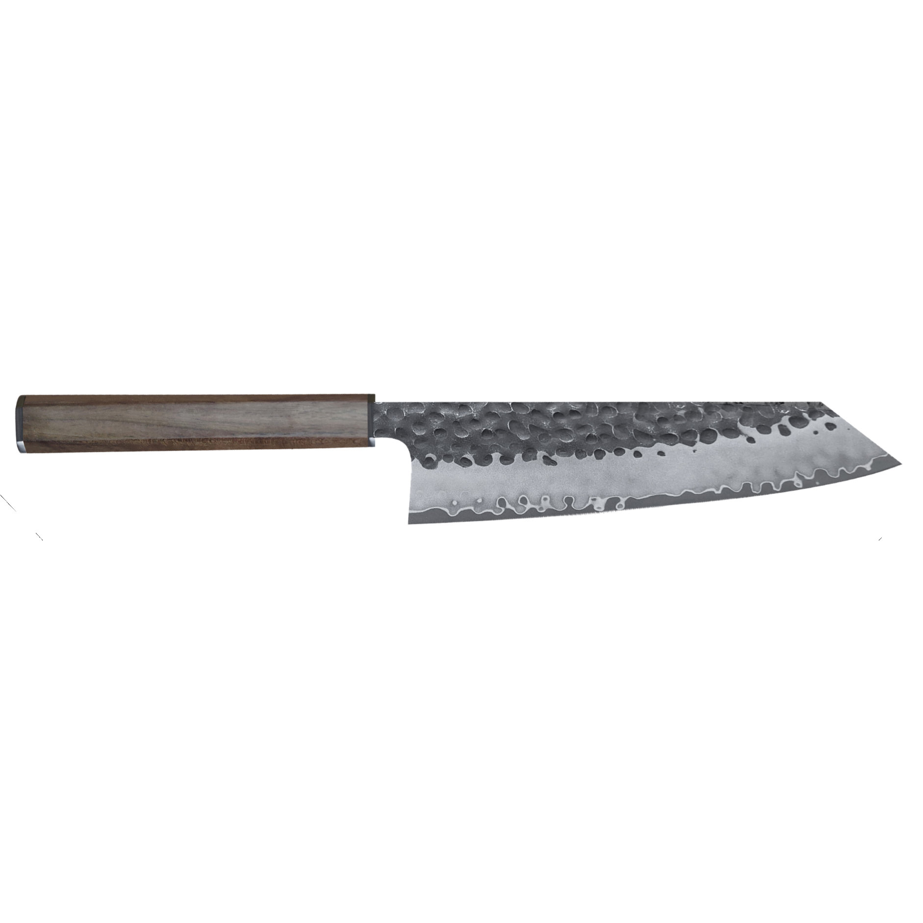 Ein japanisches Küchenmesser mit Holzgriff und strukturierter, silberfarbener Klinge, isoliert auf weißem Hintergrund.
