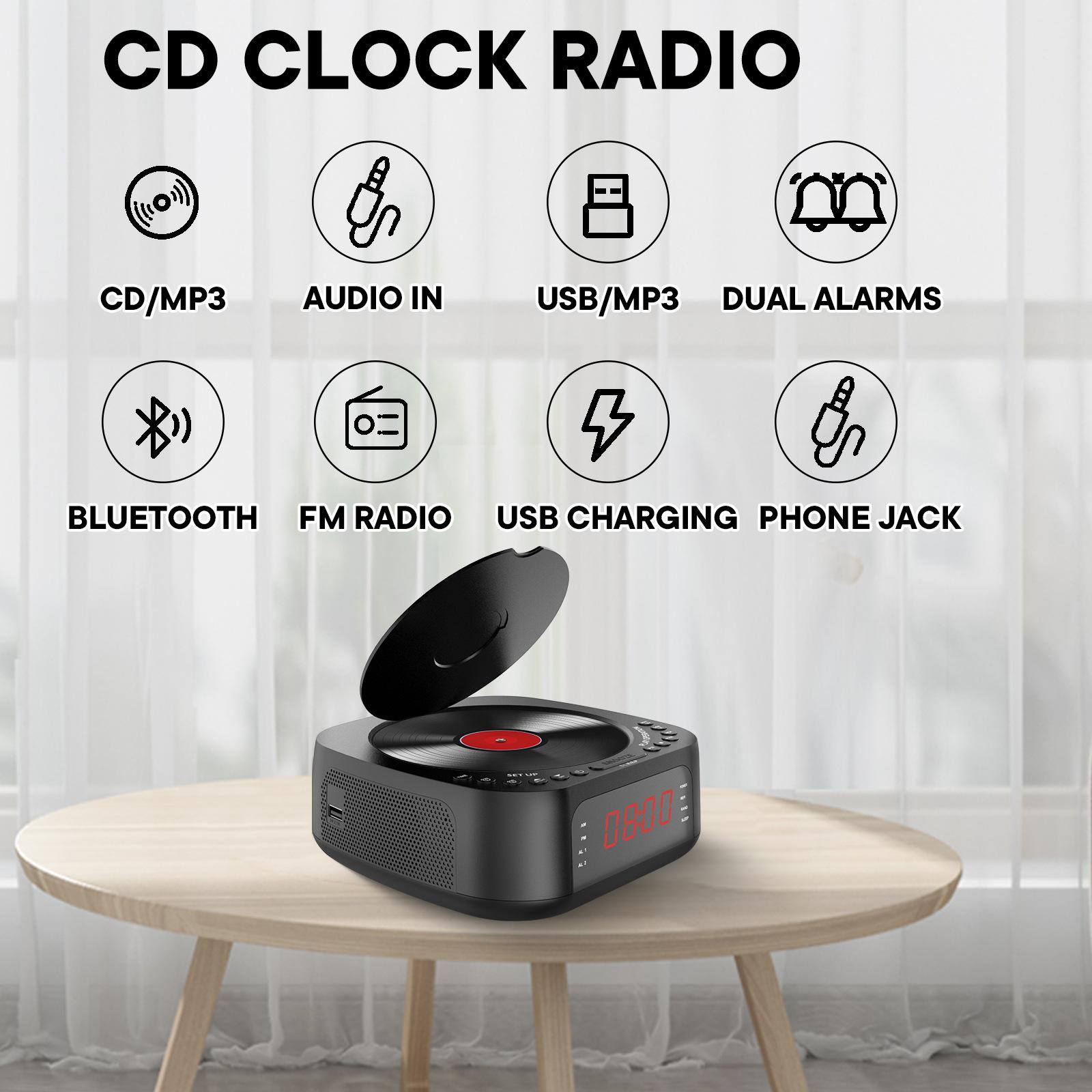 Ein schwarzes CD-Uhrenradio steht auf einem Holztisch. Zu den Funktionen gehören CD/MP3, Bluetooth, UKW-Radio und USB-Aufladung. Die Uhrzeit wird angezeigt.