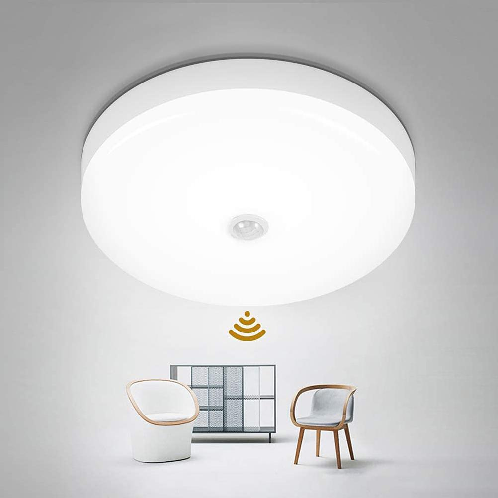 Eine weiße Deckenlampe mit Bewegungssensor ist an der Decke installiert. Darunter sind zwei Stühle und ein Schrank zu sehen.
