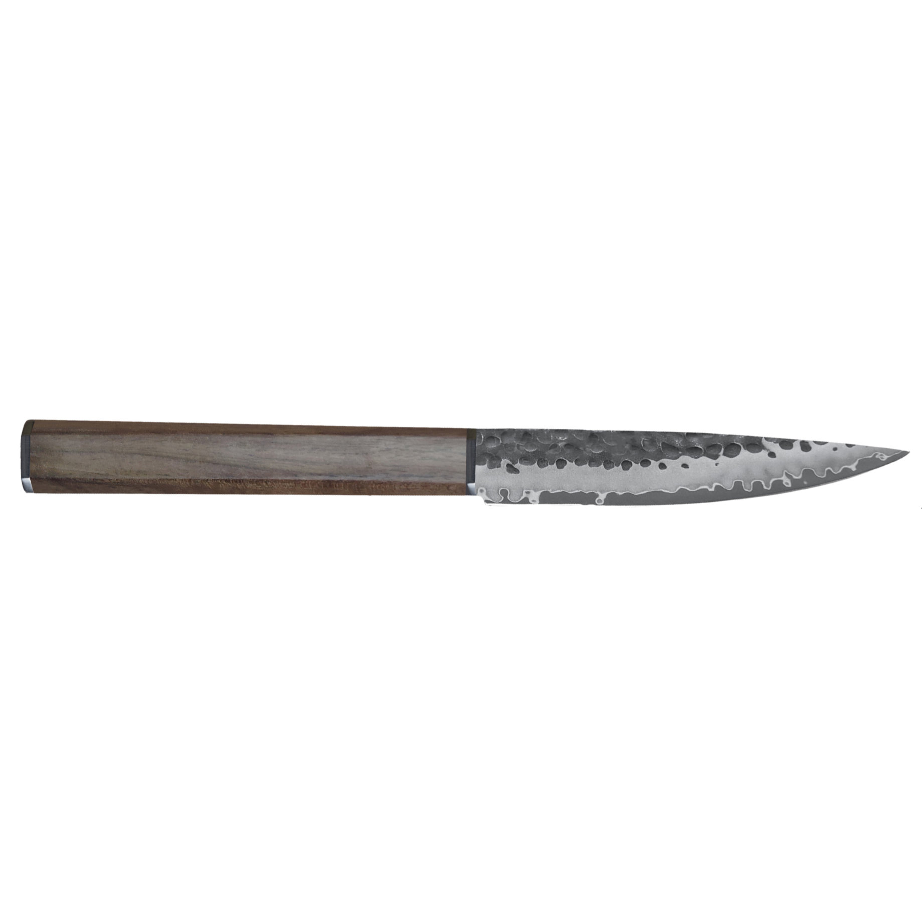 Ein Messer mit Holzgriff und strukturierter, silberner Klinge, isoliert auf weißem Hintergrund.