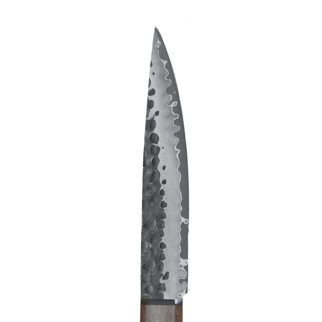 Nahaufnahme einer Küchenmesser-Klinge. Die Klinge ist silberfarben mit strukturierter Oberfläche und einem Holzgriff. Der Hintergrund ist weiß.