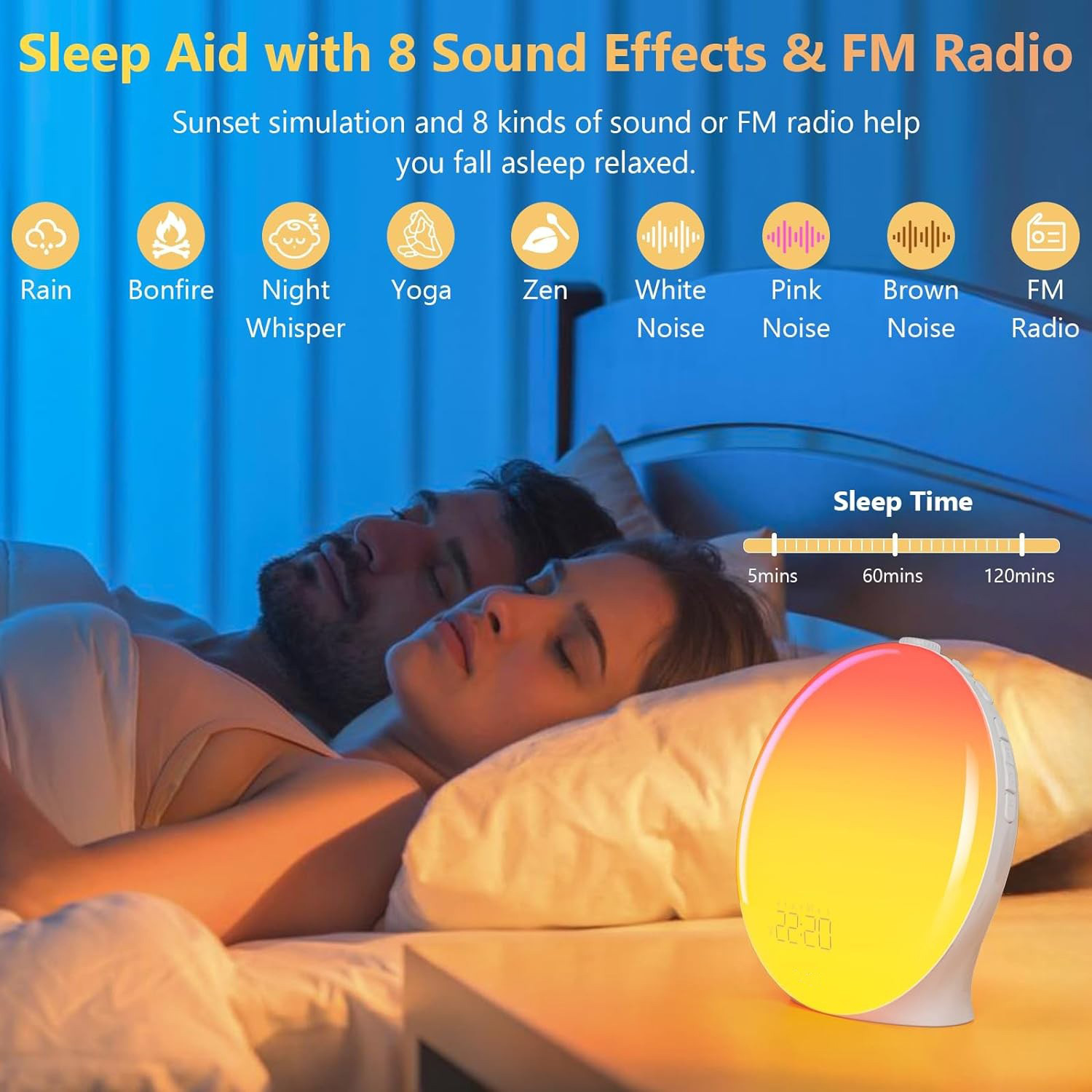 Ein schlafendes Paar im Bett. Eine Schlafhilfe leuchtet in Sonnenuntergangsfarben. Symbole für Geräusche und UKW-Radio sind darüber.