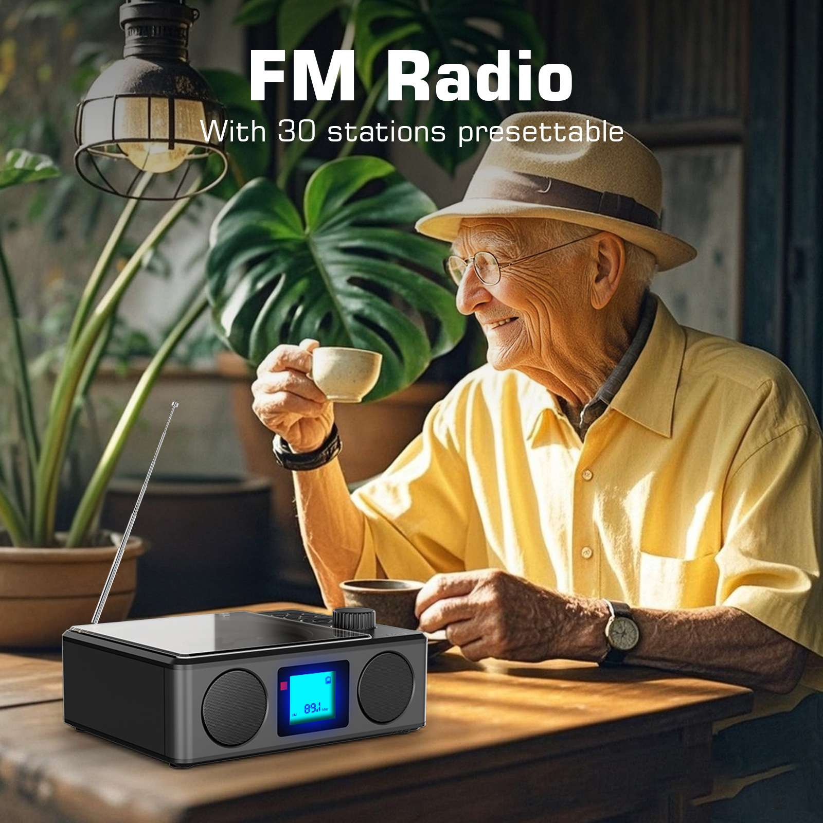 Ein älterer Mann in gelbem Hemd und Hut lächelt und hält eine Tasse. Ein Radio steht auf einem Tisch. Pflanzen im Hintergrund.