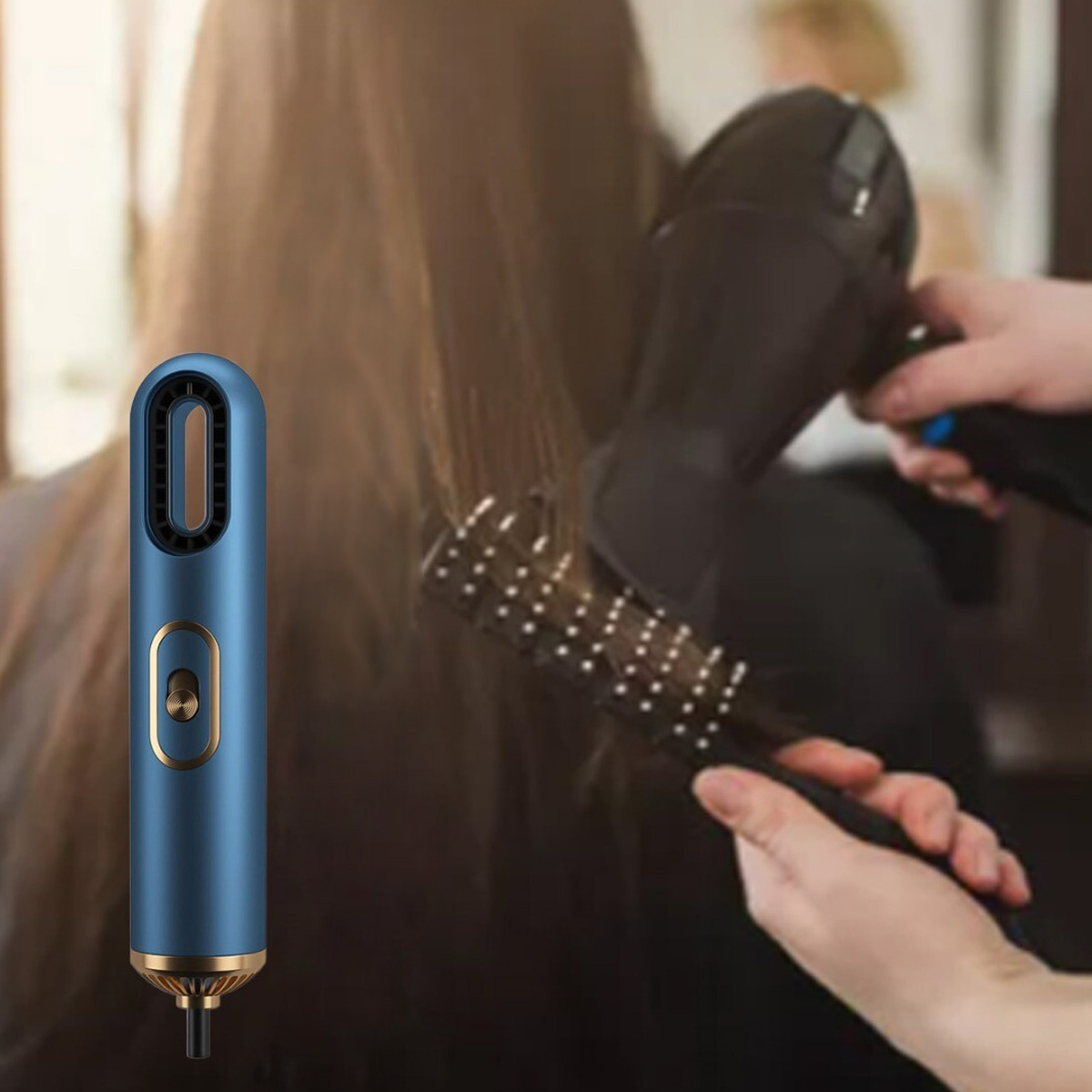 Das Haar einer Person wird mit einer Rundbürste und einem Fön gestylt. Ein blaues Styling-Tool befindet sich im Vordergrund.