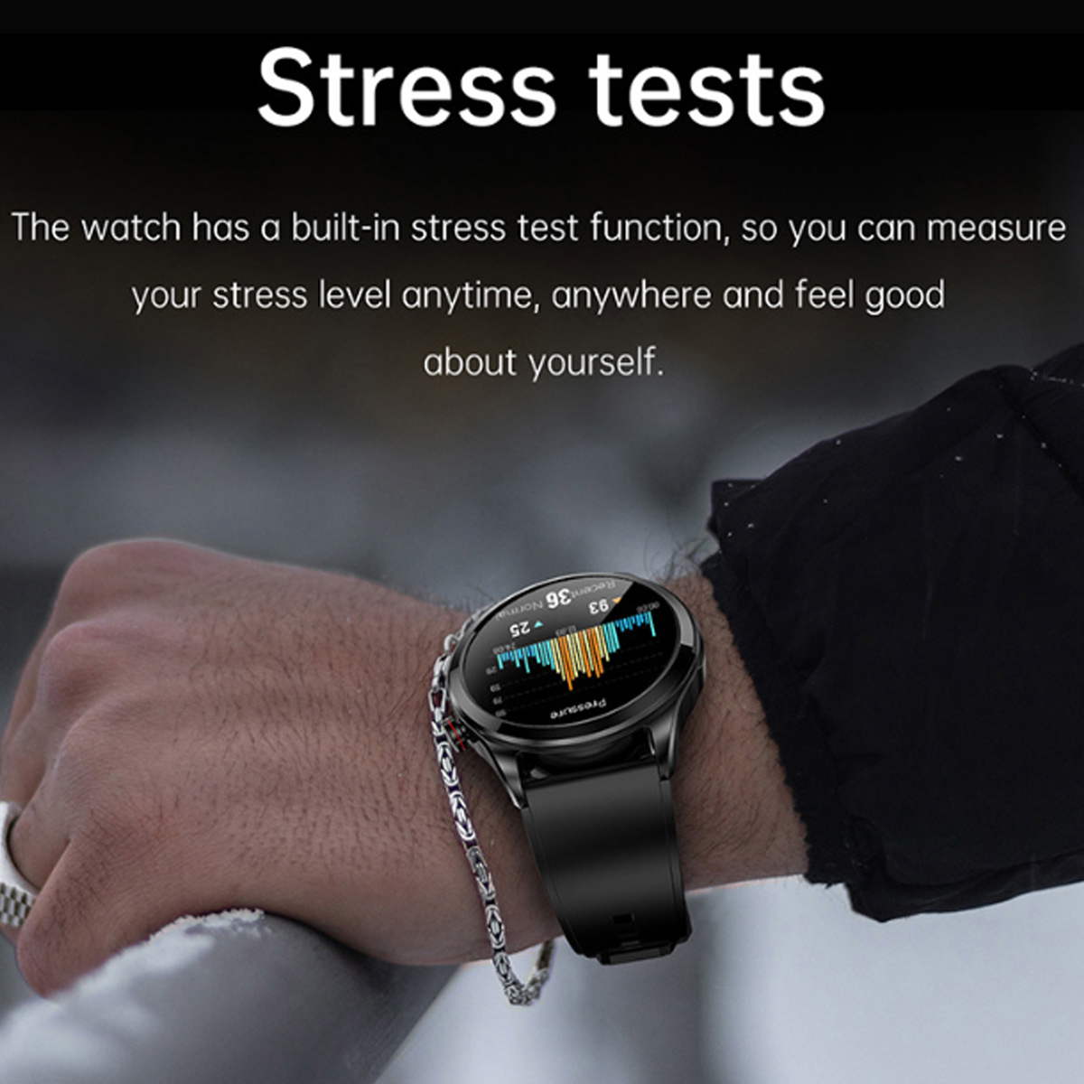 Das Handgelenk einer Person mit einer Smartwatch, die Stresslevel anzeigt. Ein silbernes Kettenarmband ist vorhanden. Der Hintergrund ist unscharf.