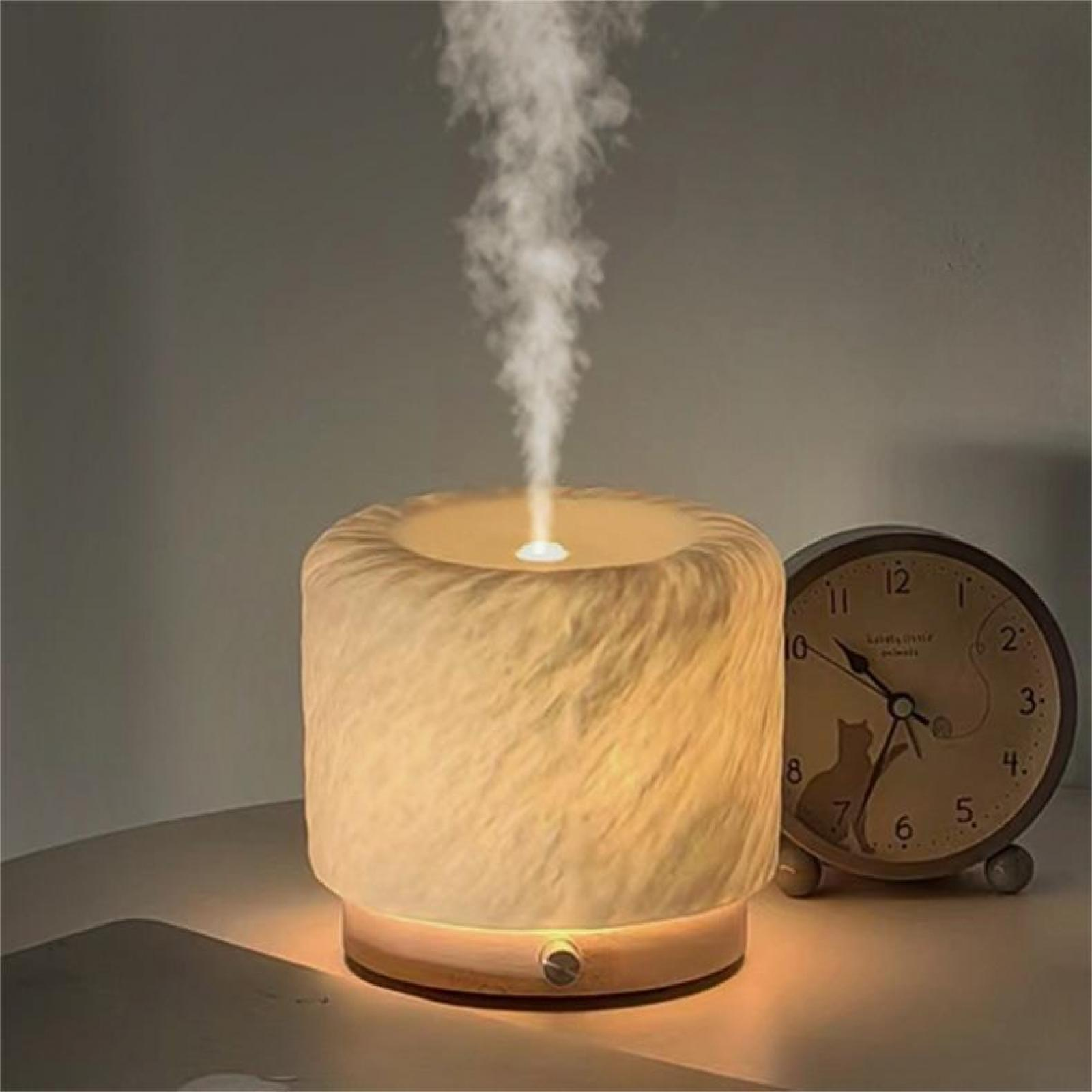 Ein beleuchteter Diffusor gibt Dampf ab. Daneben steht eine Uhr mit Katzensilhouette.