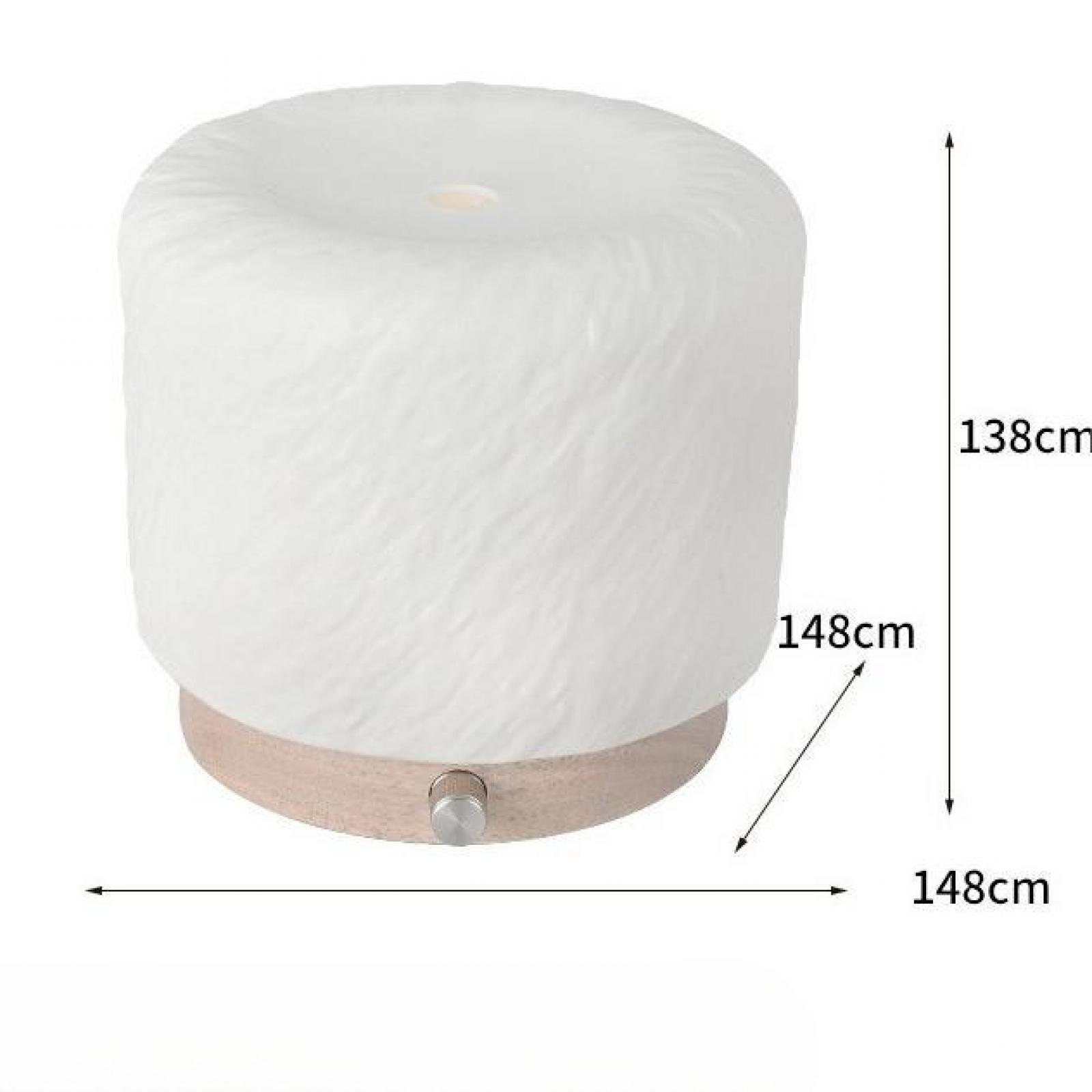 Eine weiße, zylindrische Lampe mit Holzsockel, Maße angegeben. Die Lampe hat eine flauschige Textur. Ein Metallknopf ist sichtbar.
