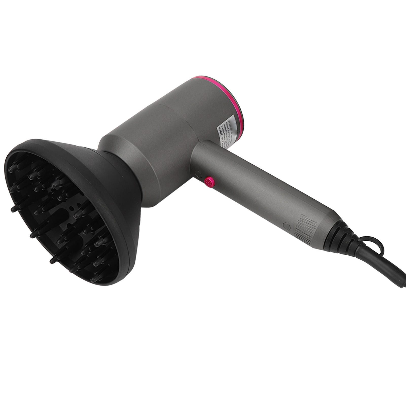 Ein grauer Haartrockner mit schwarzem Diffusor. Es hat einen rosa Ein-Knopf und ein schwarzes Kabel. Der Hintergrund ist weiß.