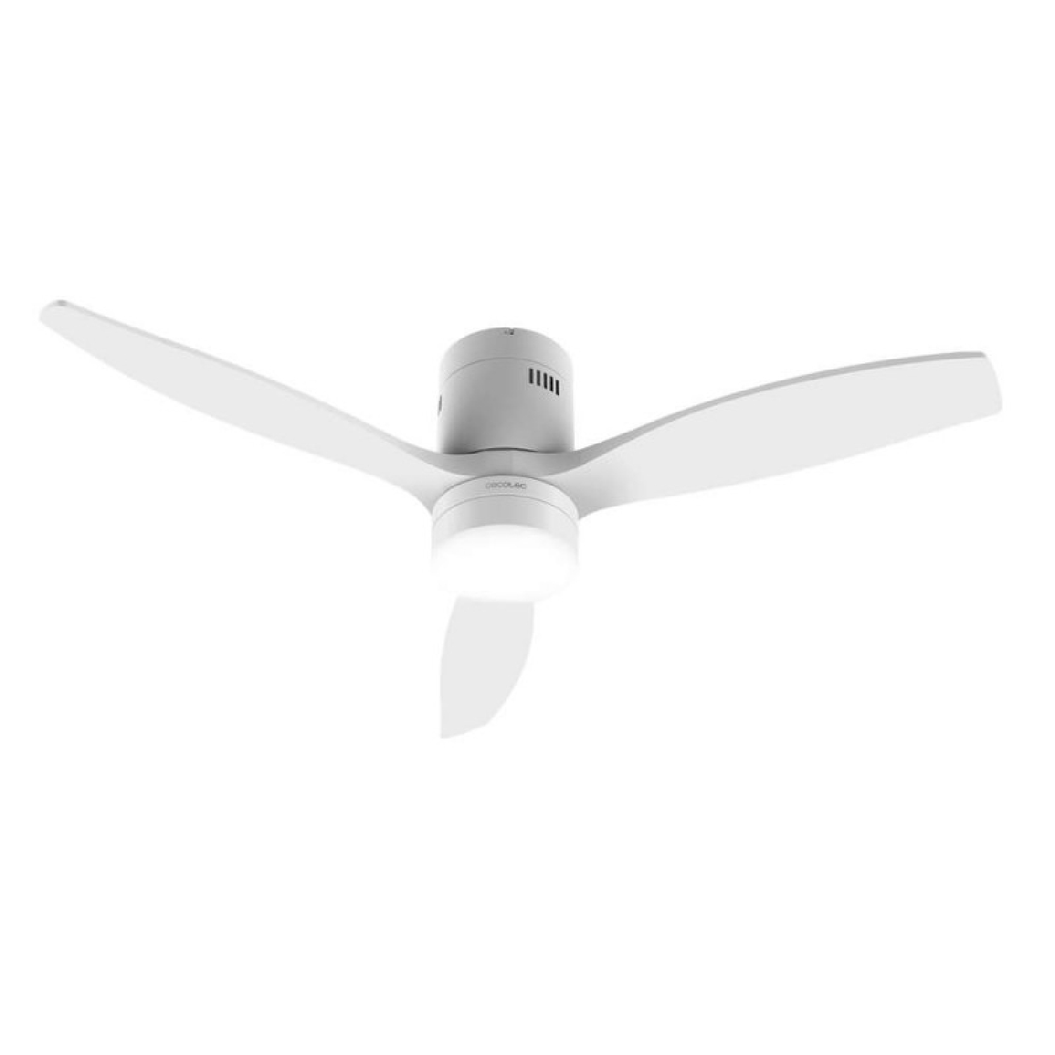 Un ventilatore da soffitto bianco con tre pale e una luce centrale. Il ventilatore è su sfondo bianco.