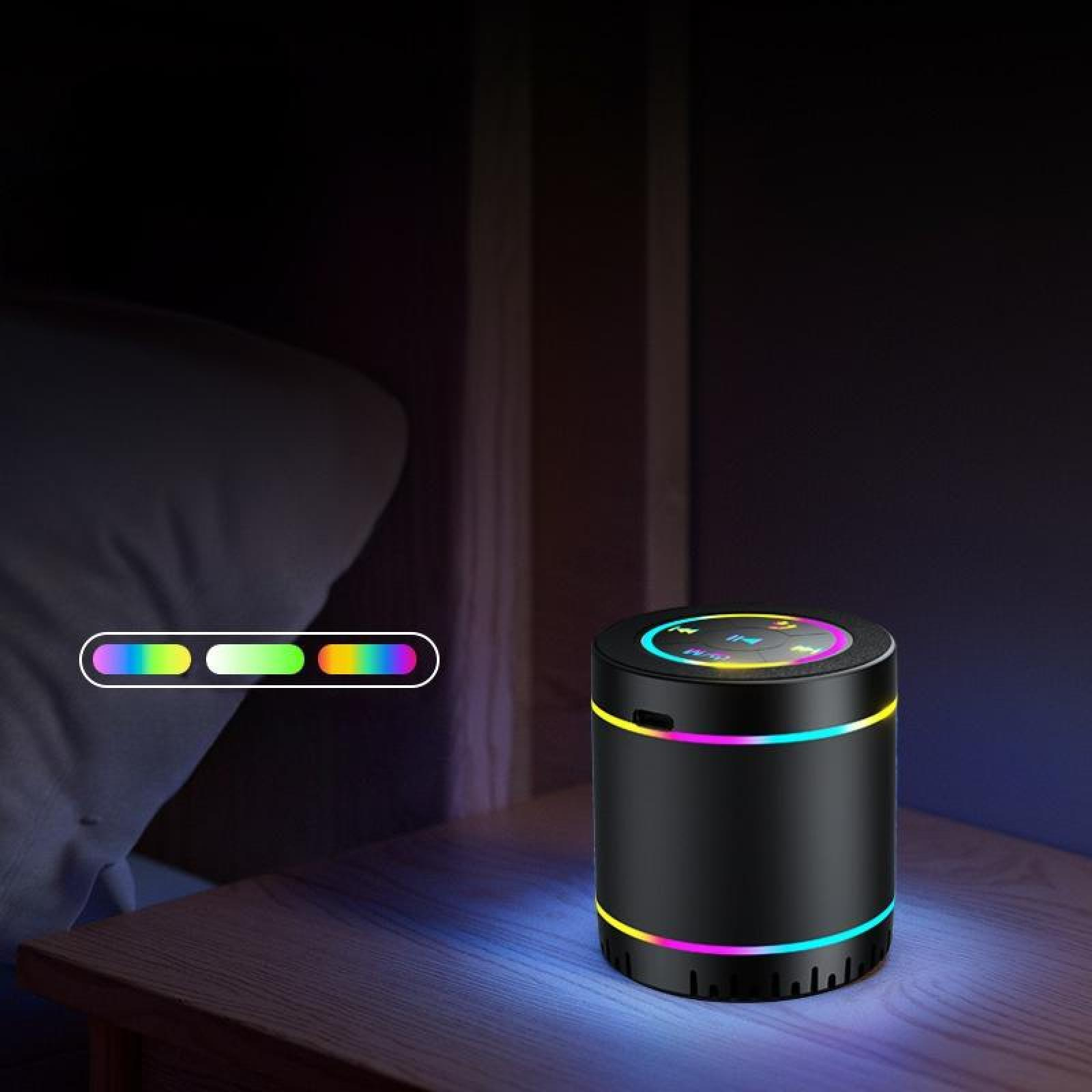 Ein schwarzer Zylinderlautsprecher mit Regenbogenlichtern auf einem Nachttisch, in der Nähe eines Bettes. Eine Farbauswahlleiste befindet sich links.
