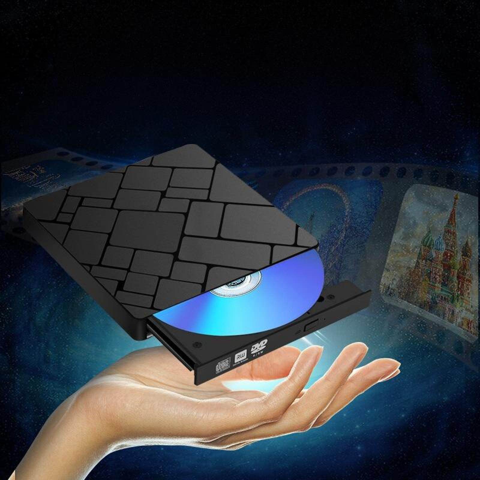 Eine Hand hält ein schwarzes DVD-Laufwerk mit einer Disc. Der Hintergrund zeigt ein verschwommenes Bild und Sternenhimmel.