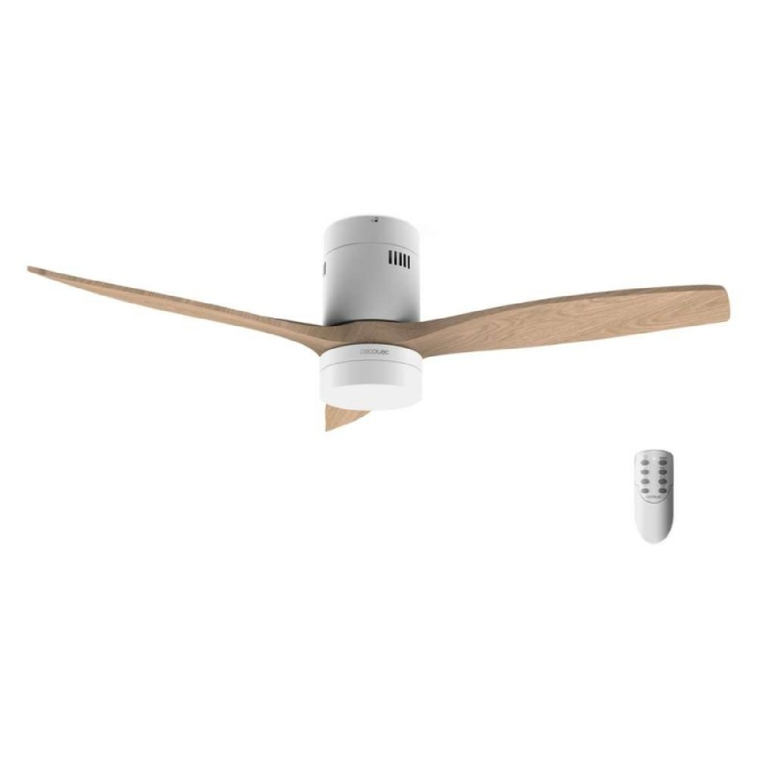 Ventilatore da soffitto con pale in legno e motore bianco. Un telecomando è sulla destra. Lo sfondo è bianco.