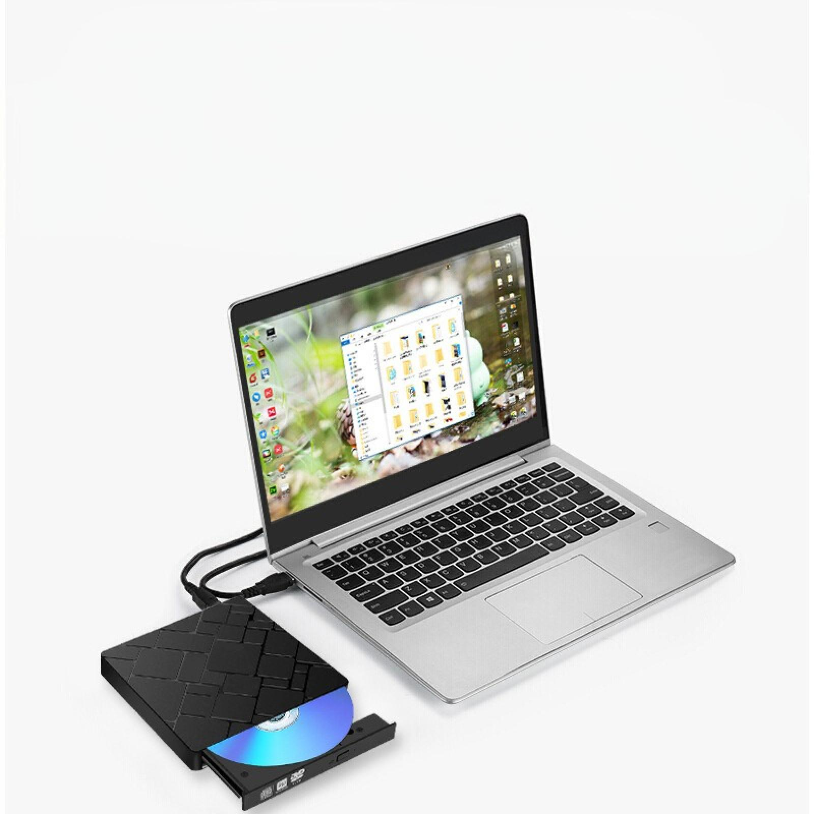 Laptop mit geöffnetem Bildschirm. Ein schwarzes DVD-Laufwerk ist angeschlossen, mit einer blauen Disc darin.