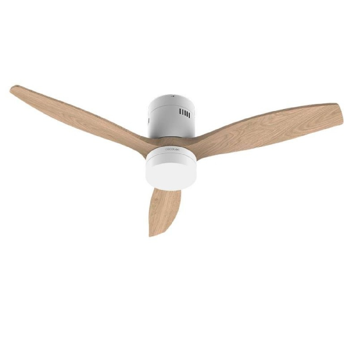 Ventilatore da soffitto con tre pale in legno e alloggiamento motore bianco. Le pale sono marroni chiare. Lo sfondo è bianco.
