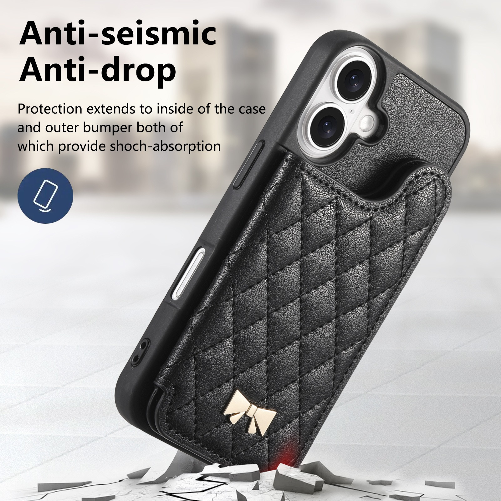 Custodia per telefono nera con motivo a diamante e fiocco dorato. La custodia è angolata, mostrando le lenti della fotocamera.