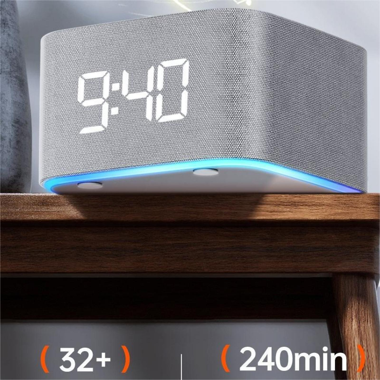 Ein grauer digitaler Wecker zeigt 9:40 auf einem Holztisch an. Unter der Uhr befindet sich ein blaues Licht. Zahlen sind sichtbar.