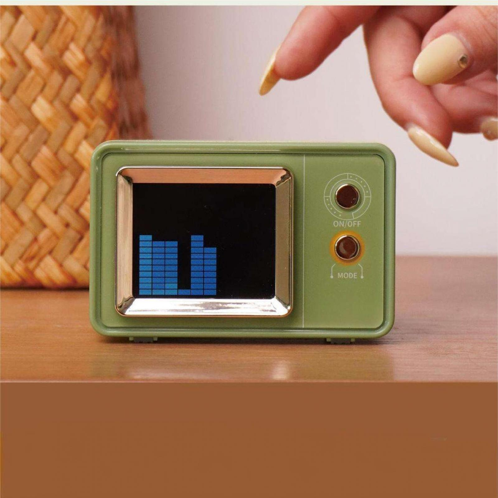 Grünes Retro-Radio mit Digitalanzeige. Daneben eine Hand mit langen Nägeln. Geflochtener Korb im Hintergrund.