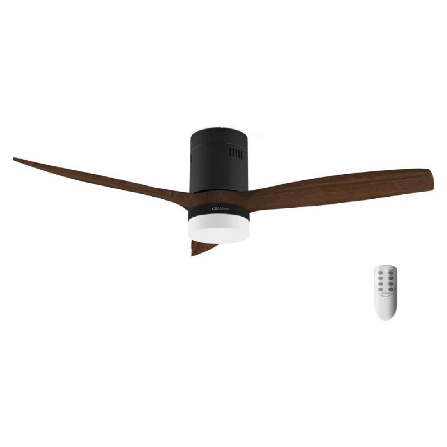 Ventilatore da soffitto con pale in legno, motore nero e luce bianca. Un telecomando è sulla destra. Tutto su sfondo bianco.