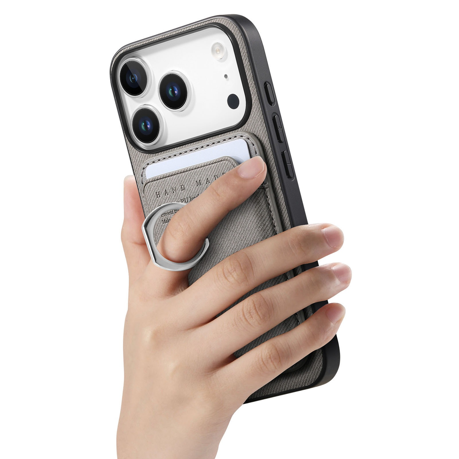 Mano che tiene un telefono con custodia grigia e anello d'argento. La custodia ha uno slot per schede.