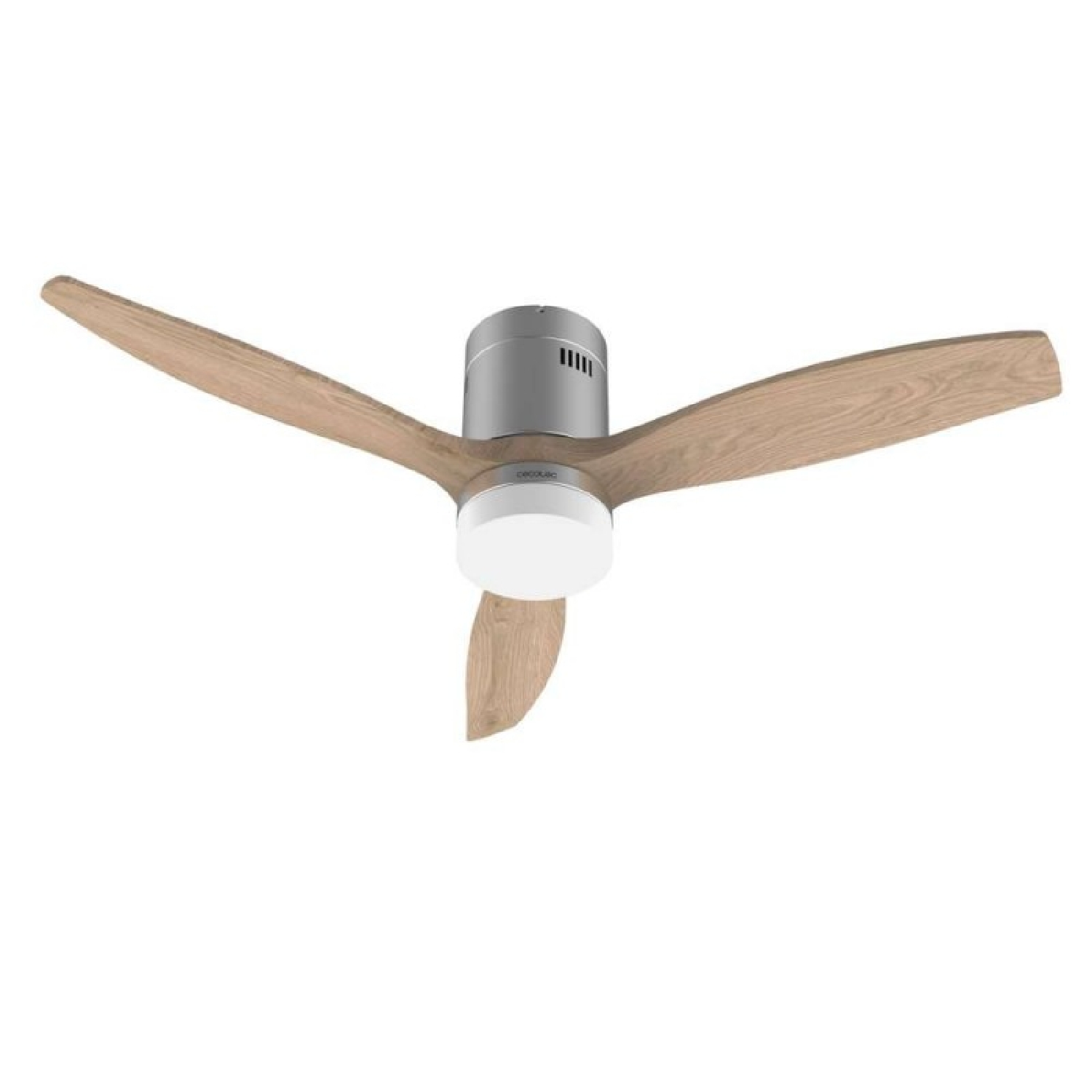 Un ventilatore da soffitto con tre pale in legno. L'alloggiamento del motore è argentato e la luce è bianca. Lo sfondo è bianco.