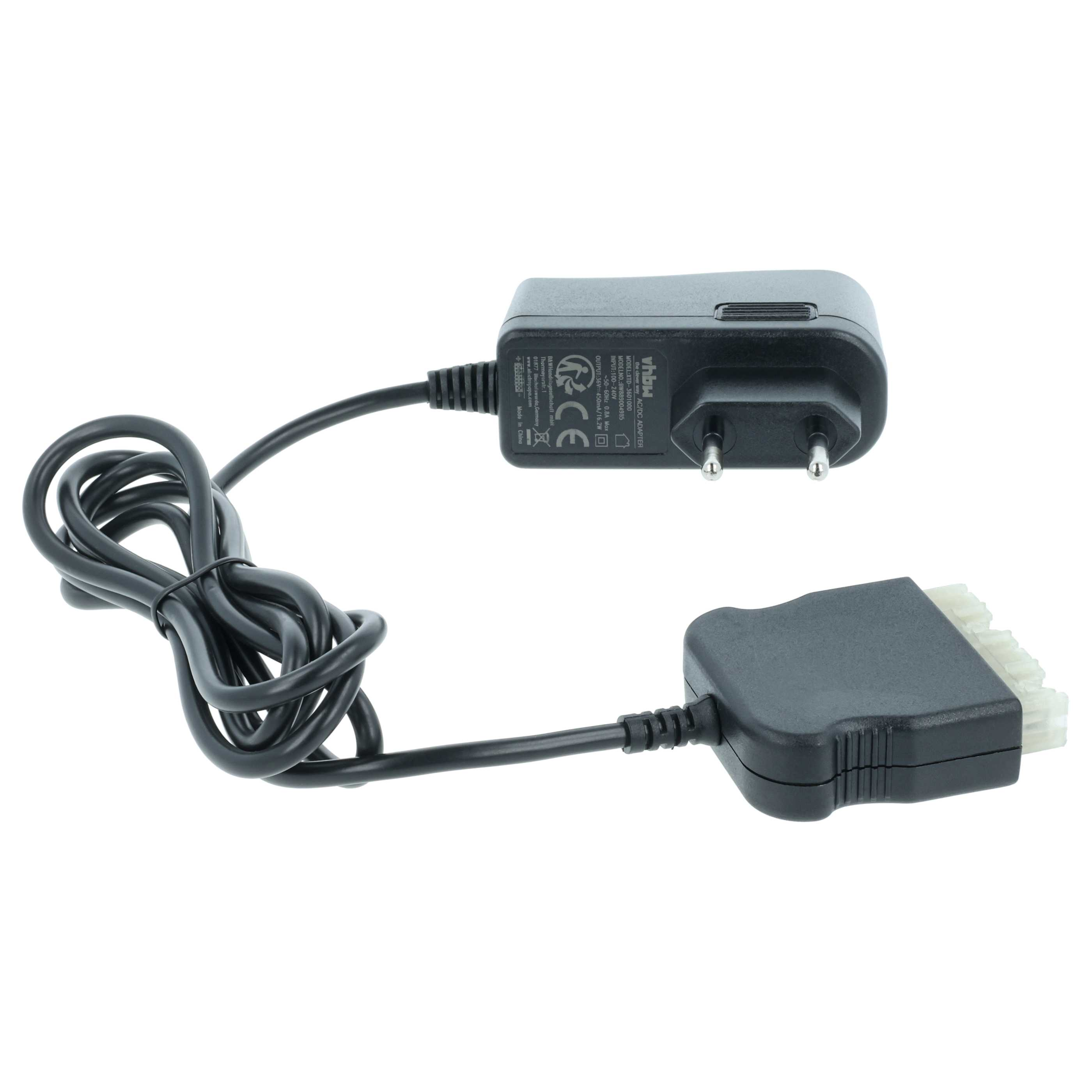Schwarzes Netzteil mit Kabel und SCART-Anschluss, isoliert auf weißem Hintergrund.