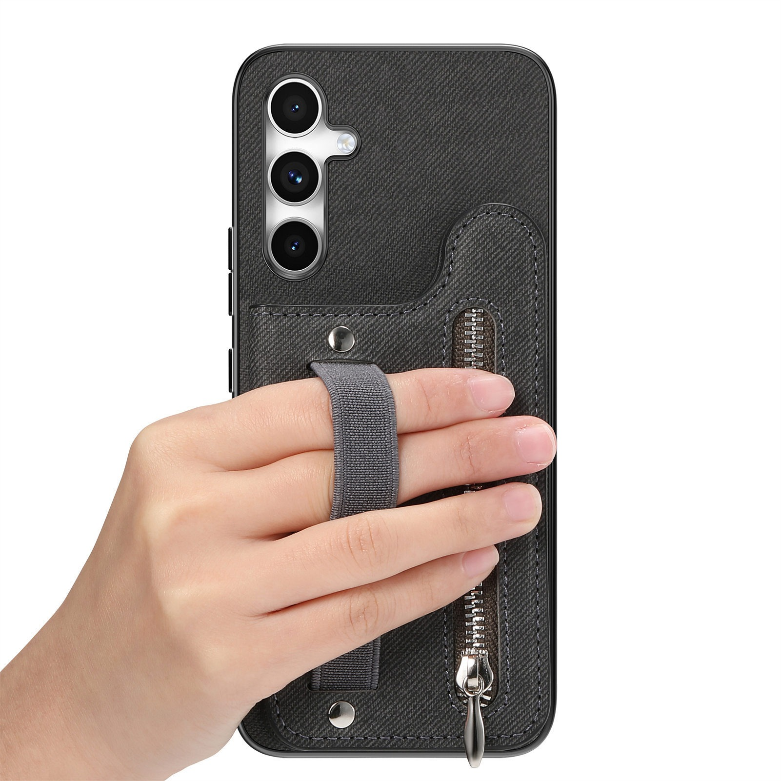 Una mano tiene una custodia grigia per telefono con tasca con cerniera e cinturino. La custodia ha una fotocamera.