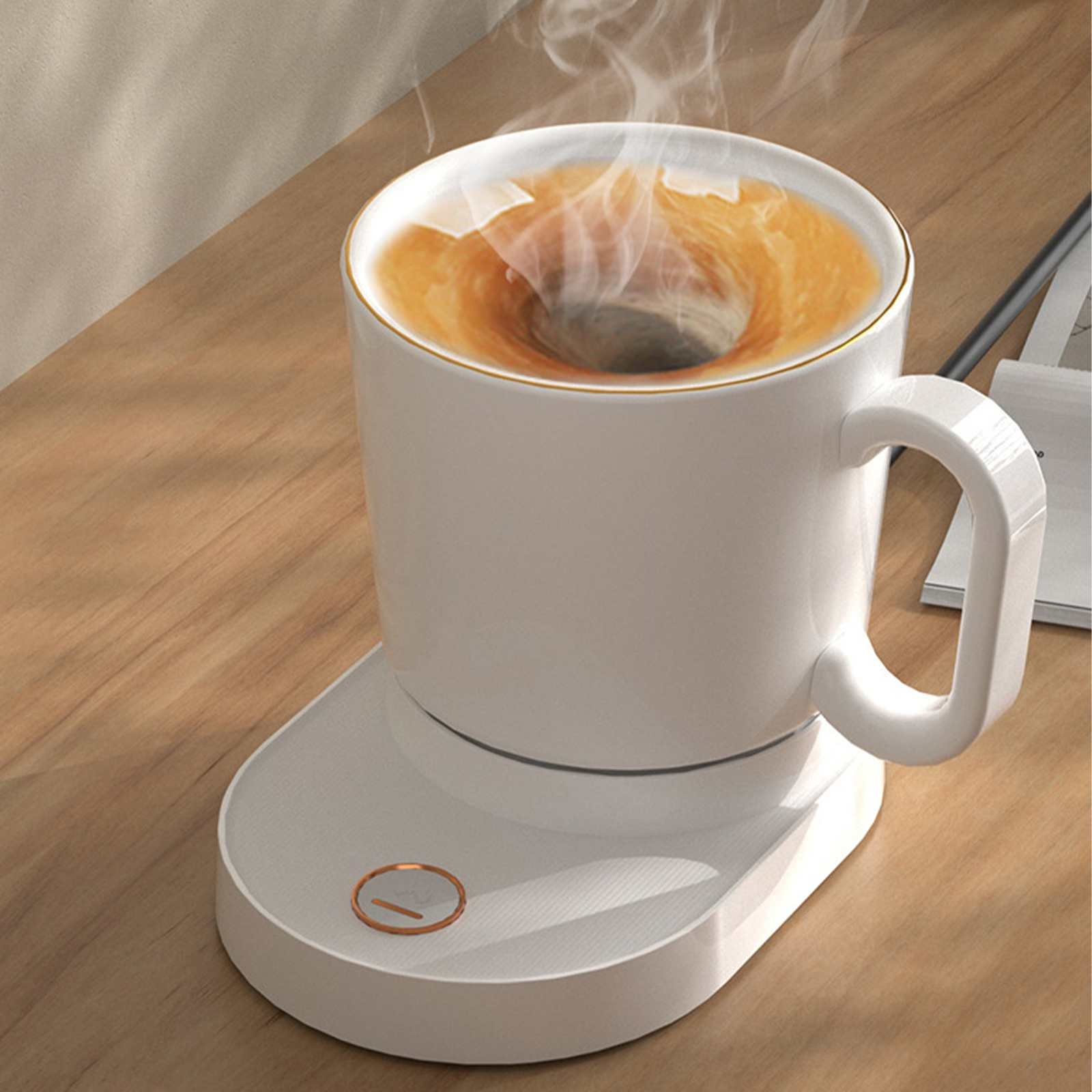 Ein weißer Becher mit heißer Flüssigkeit und Dampf auf einem weißen Sockel. Auf einer Holzoberfläche platziert. Ein Schalter ist sichtbar.
