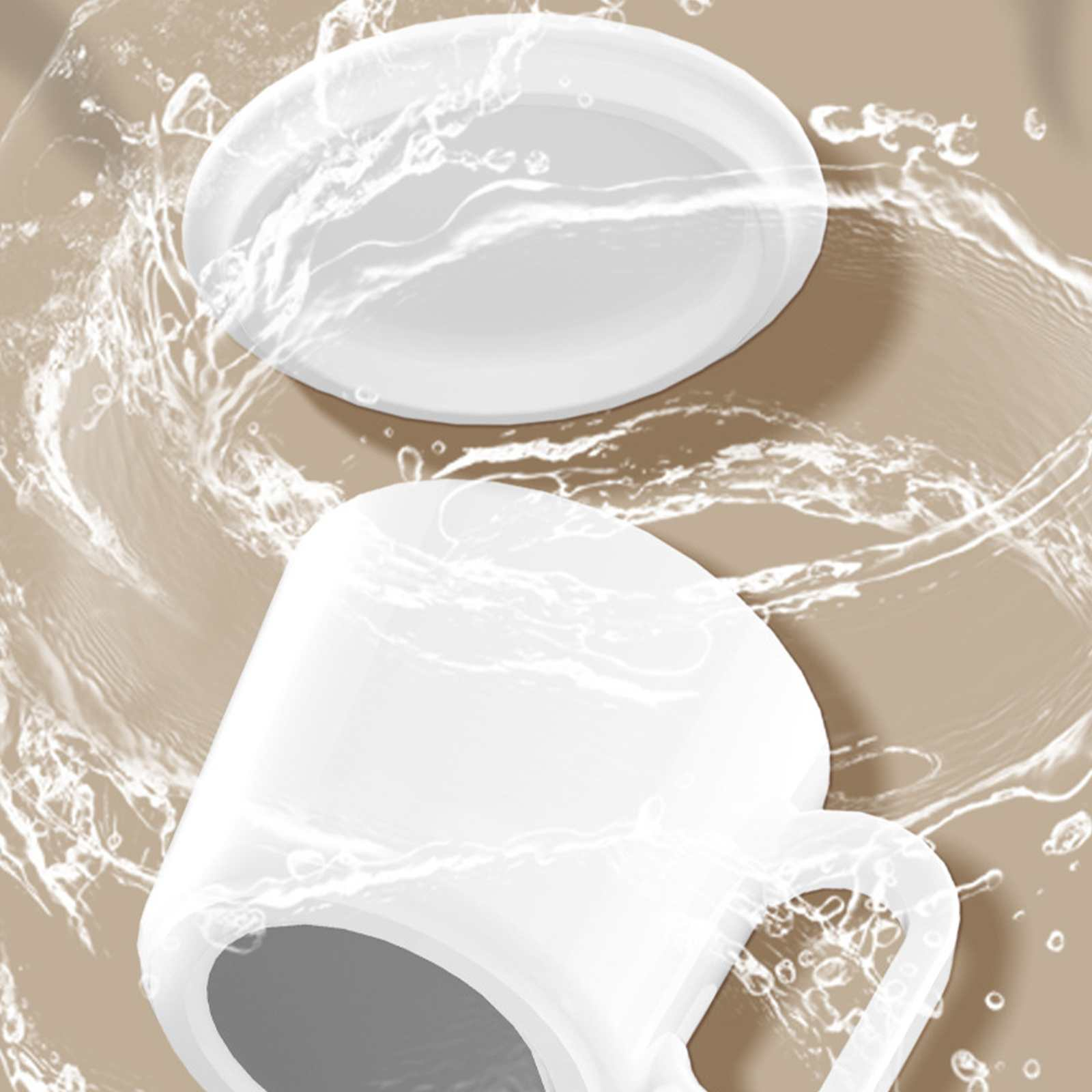 Eine weiße Tasse und ein Teller mit Wasserspritzern auf beigem Hintergrund, was auf Reinigung hindeutet.