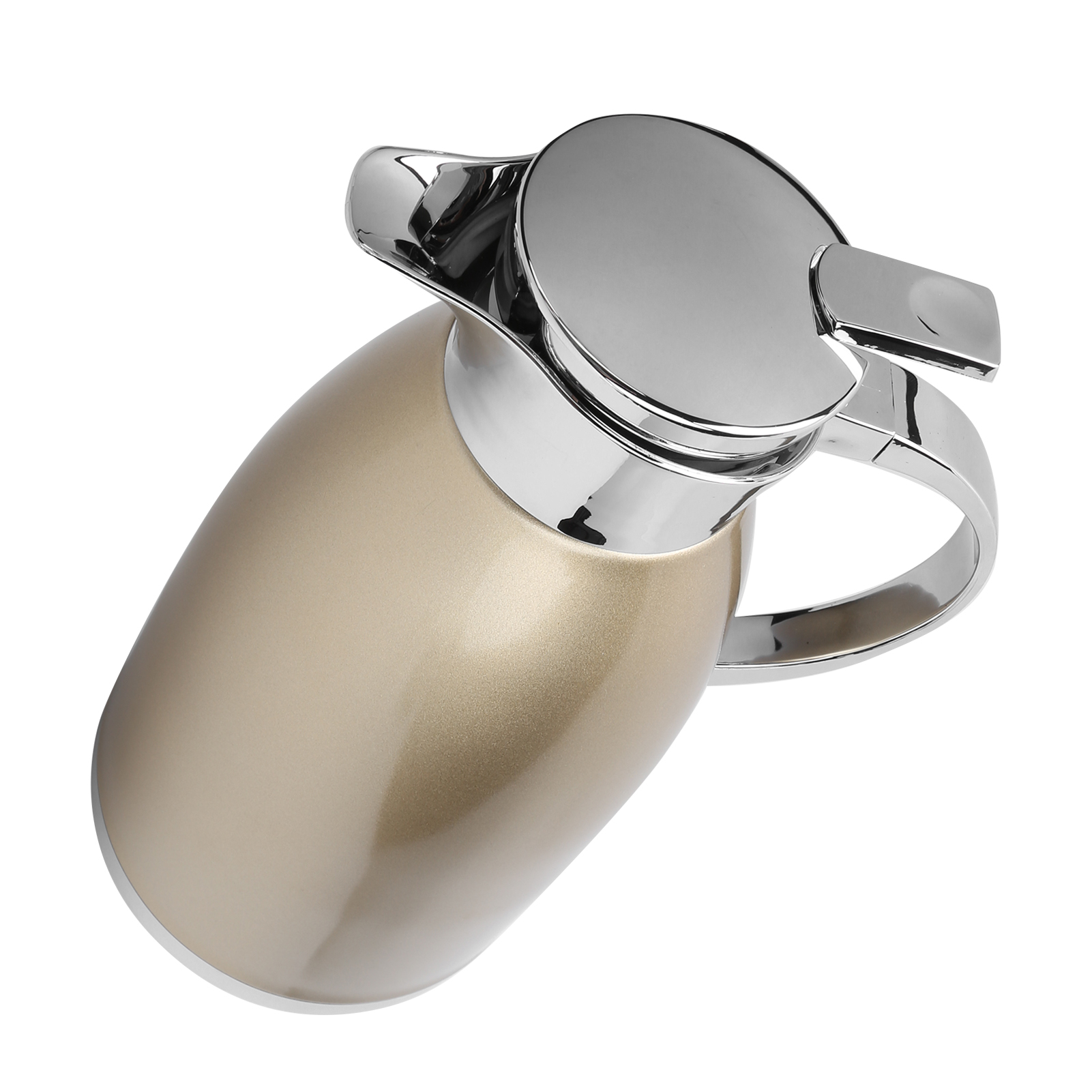 Eine goldfarbene Thermoskanne mit silbernem Deckel und Griff. Die Thermoskanne ist vor weißem Hintergrund abgewinkelt.