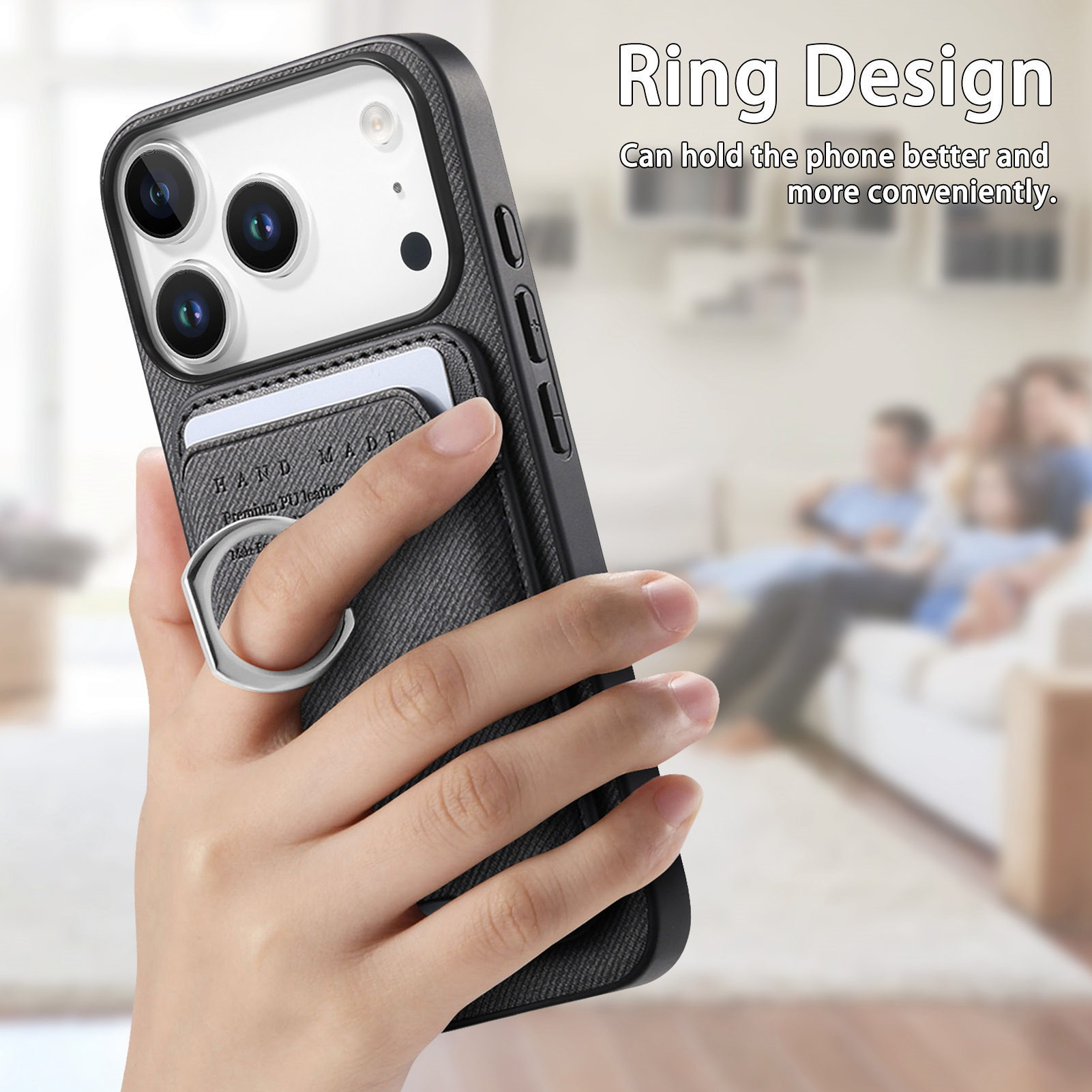 Eine Hand hält ein Telefon mit einem Ringhalter. Das Telefon hat einen Kartensteckplatz. Im Hintergrund sitzen Menschen auf einem Sofa.