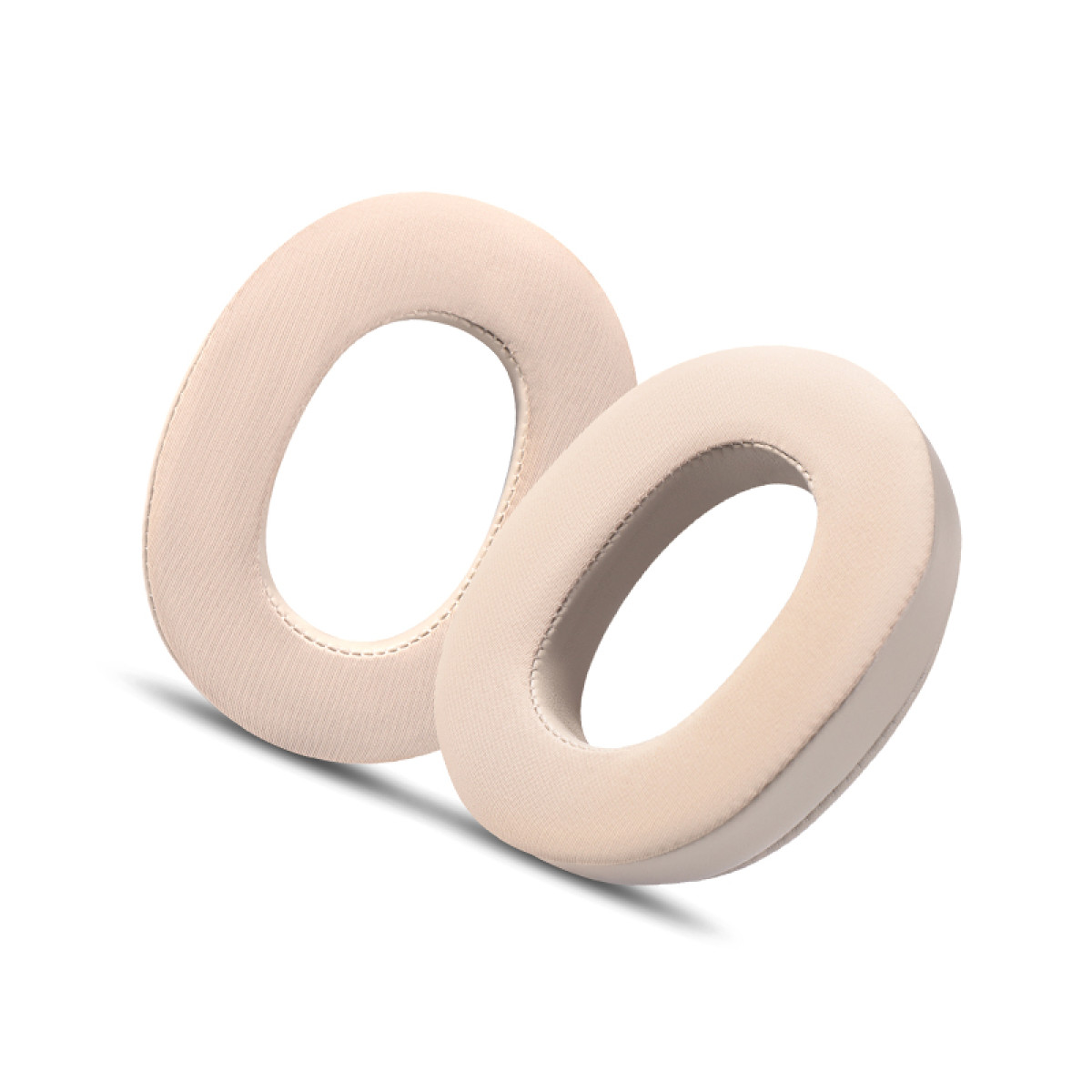 Due cuscinetti auricolari beige a forma ovale per cuffie su sfondo bianco. Hanno una superficie morbida e strutturata.