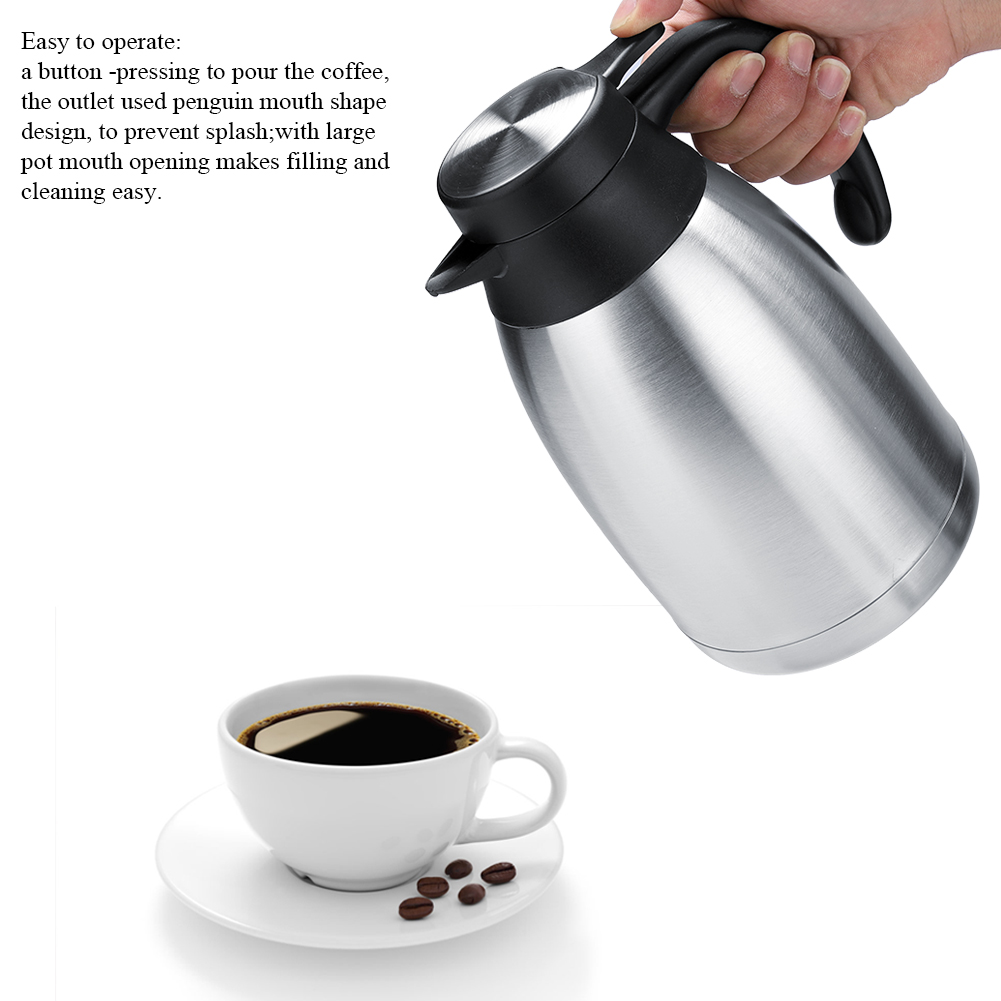 Eine Hand hält eine silberne Isolierkanne. Darunter stehen eine weiße Tasse mit Kaffee und Untertasse mit Kaffeebohnen.