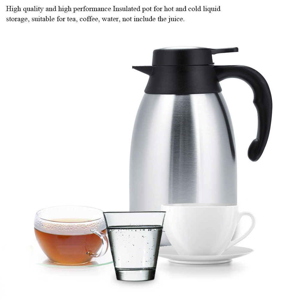 Eine Edelstahl-Isolierkanne, Tee- und Wassergläser sowie eine weiße Tasse auf einer Untertasse vor weißem Hintergrund.