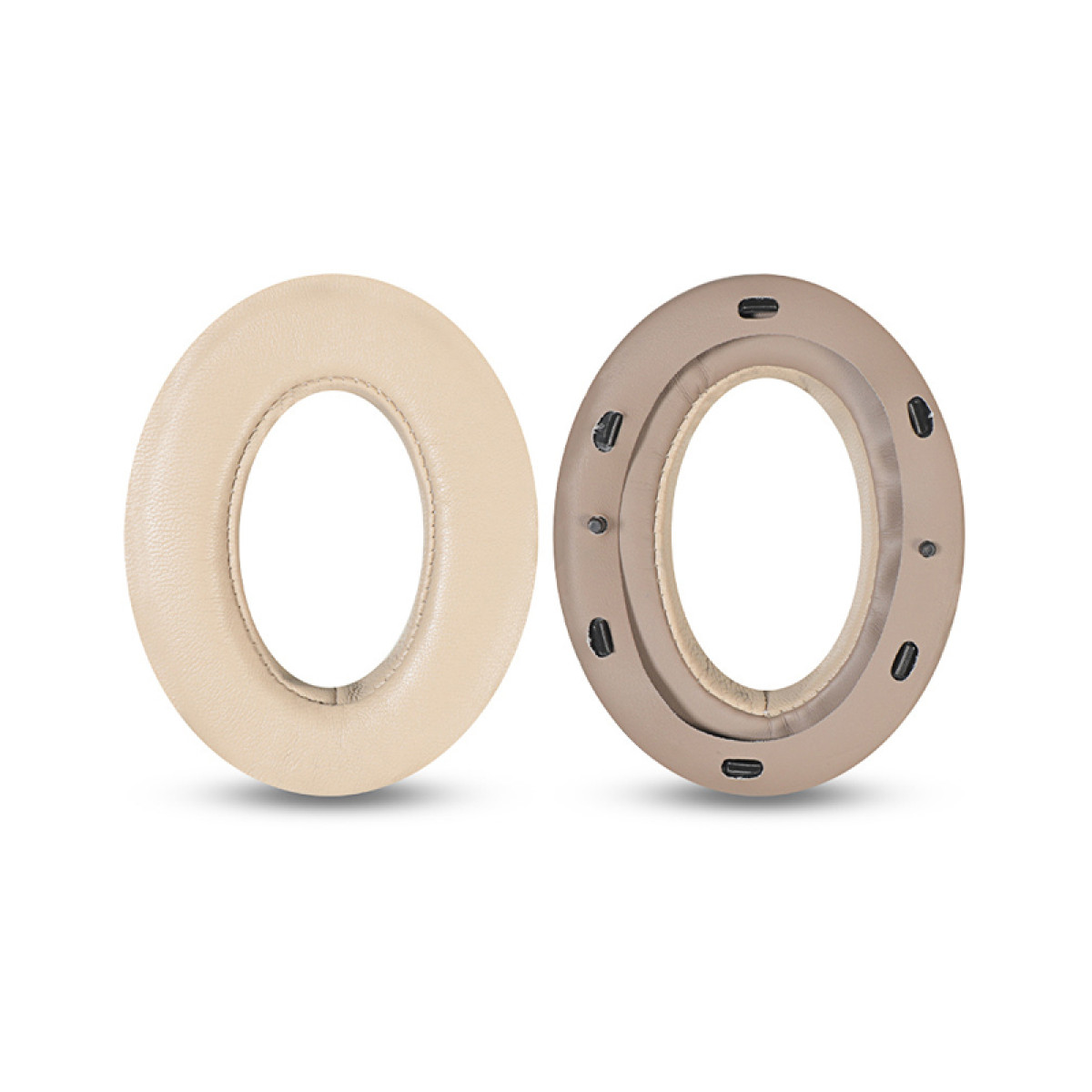 Due cuscinetti auricolari beige per cuffie su sfondo bianco. Uno è intero, l'altro ha un telaio con piccoli attacchi neri.
