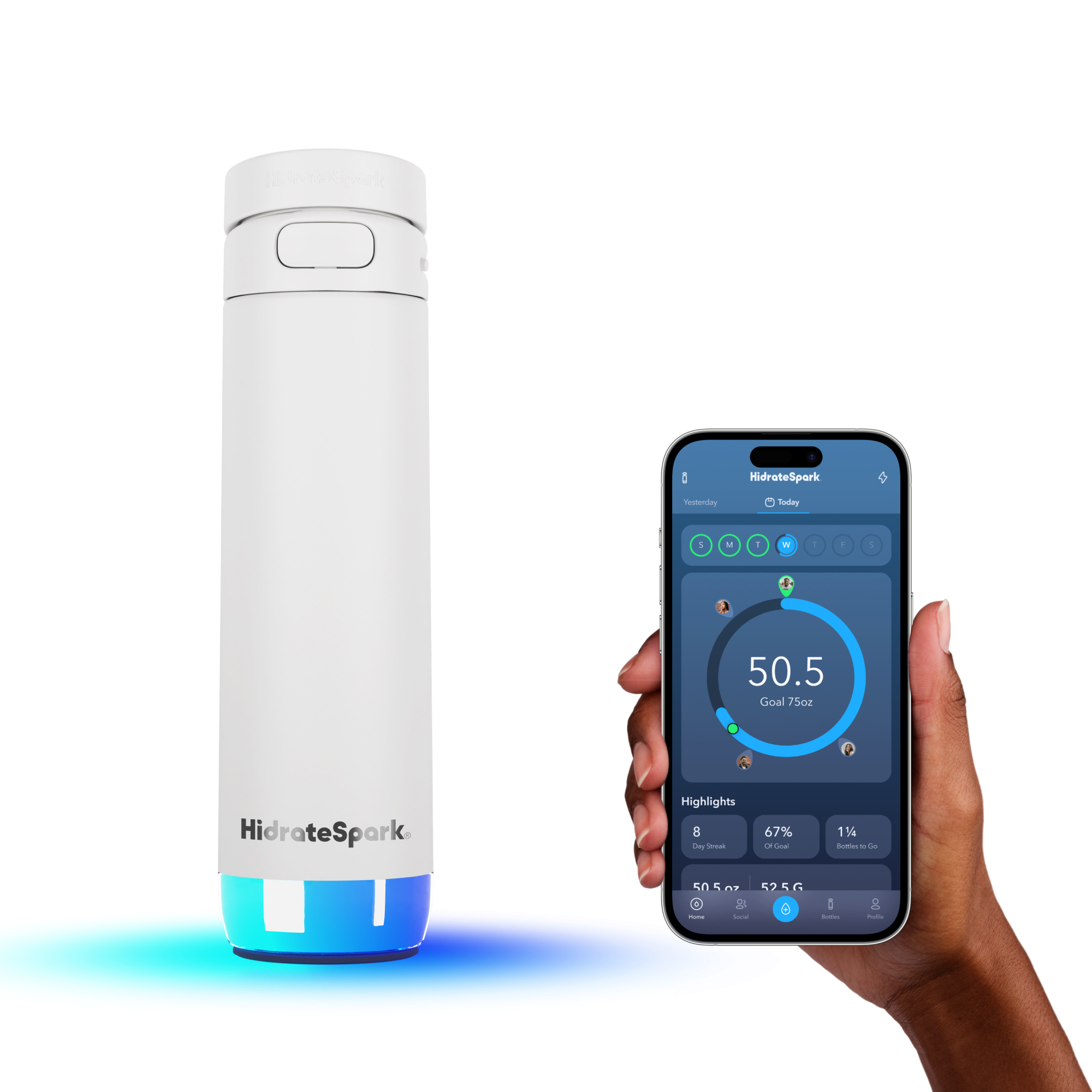 Weiße HidrateSpark-Flasche und Telefon mit Hydratationsdaten. Eine Hand hält das Telefon.