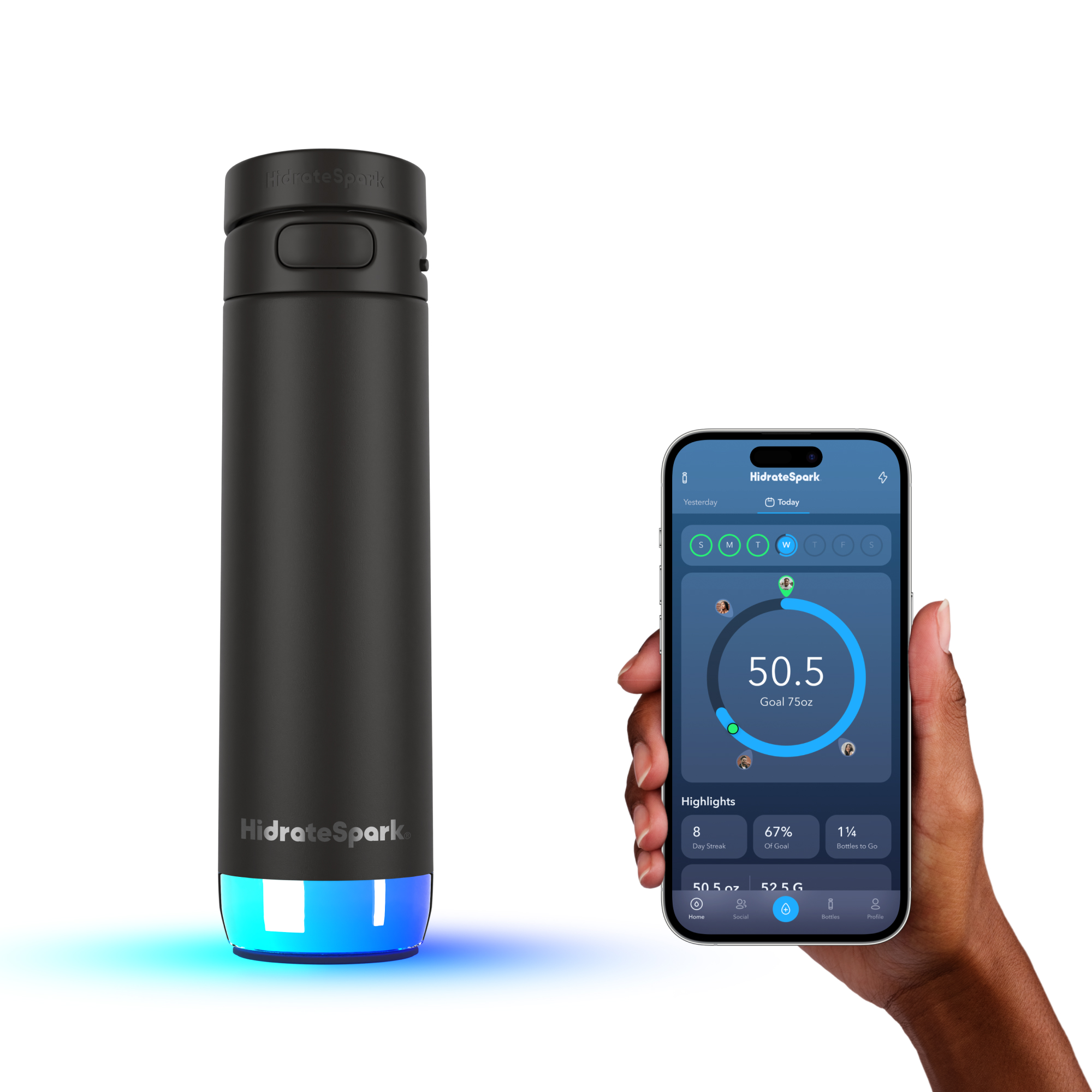 Eine schwarze Wasserflasche und ein Smartphone mit einer App zur Flüssigkeitsverfolgung auf weißem Hintergrund.